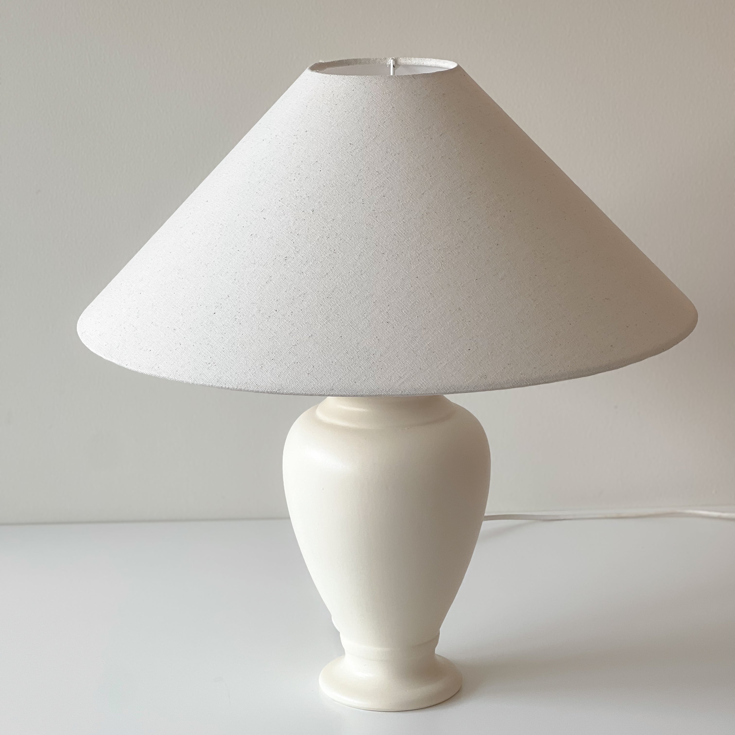 pre-loved schemerlamp met crème vaasvoet en linnenlook kap