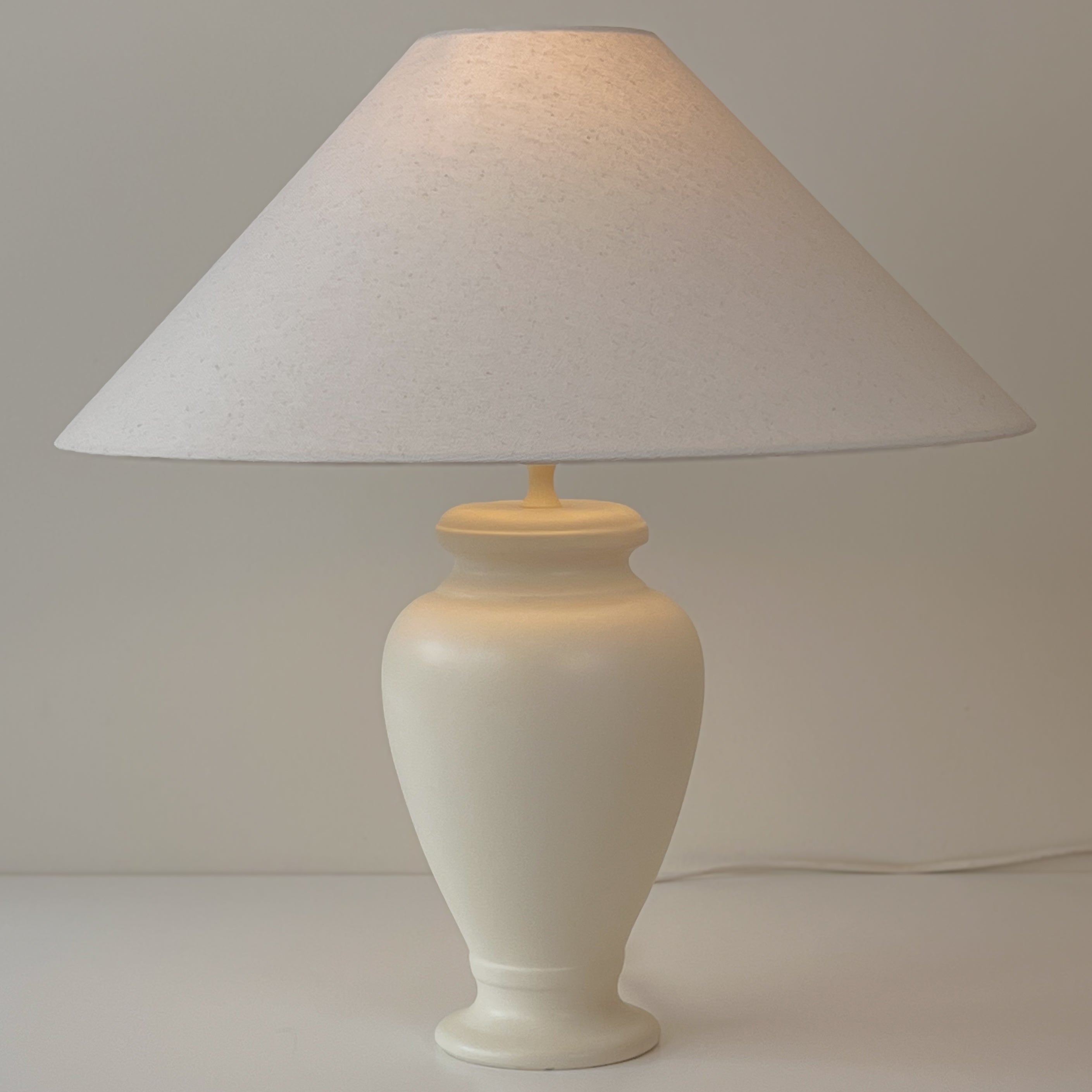 pre-loved schemerlamp met crème vaasvoet en linnenlook kap