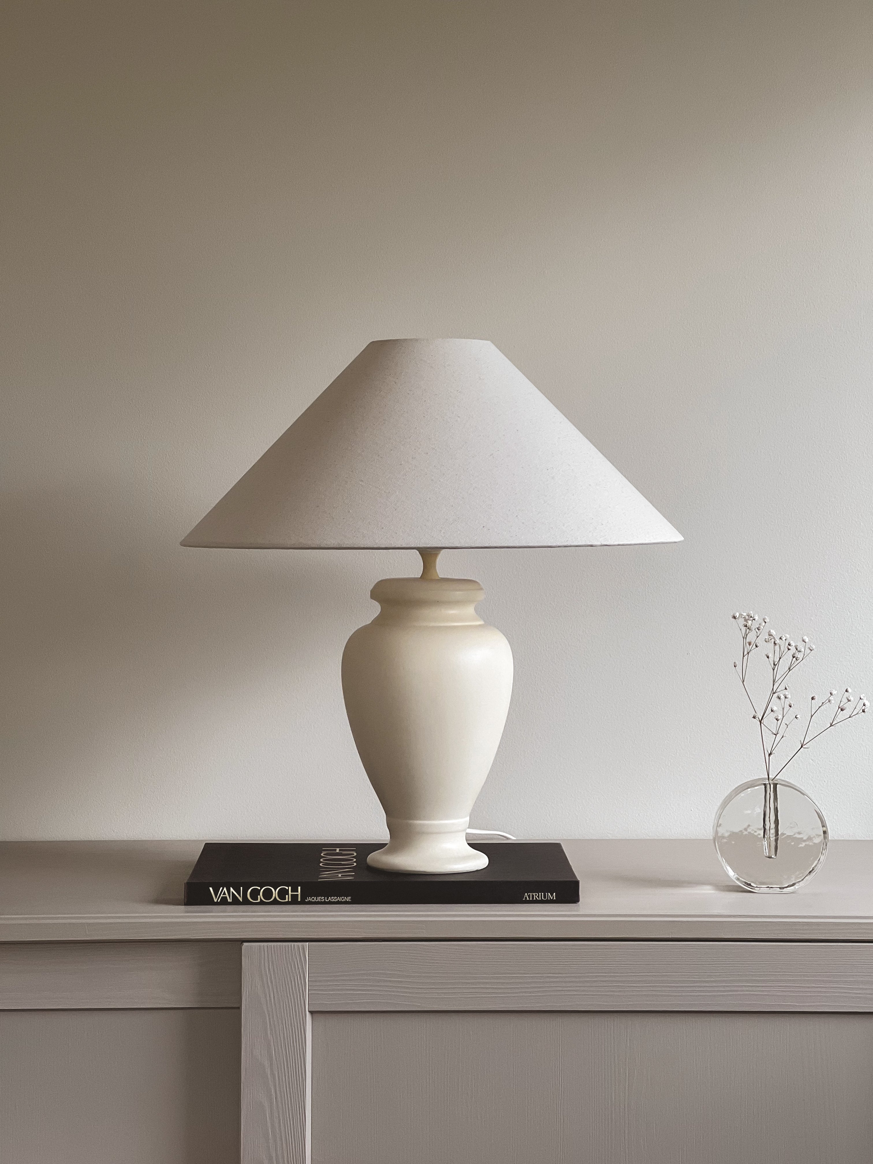 pre-loved schemerlamp met crème vaasvoet en linnenlook kap