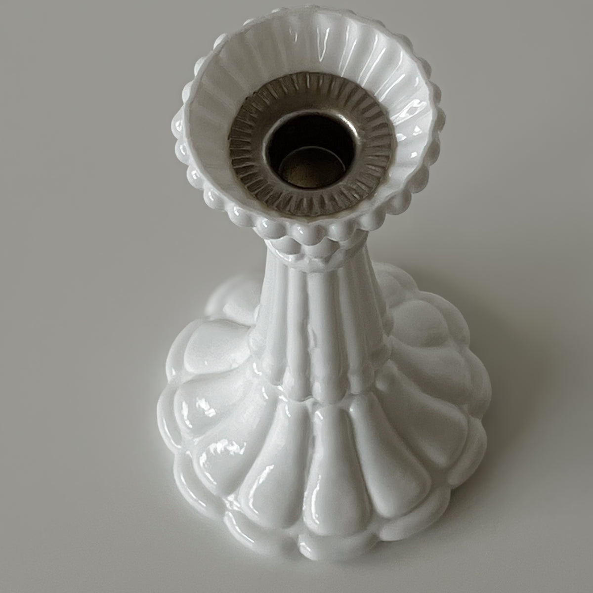 vintage witte glazen kandelaars – set van 2 – gegroefd reliëf