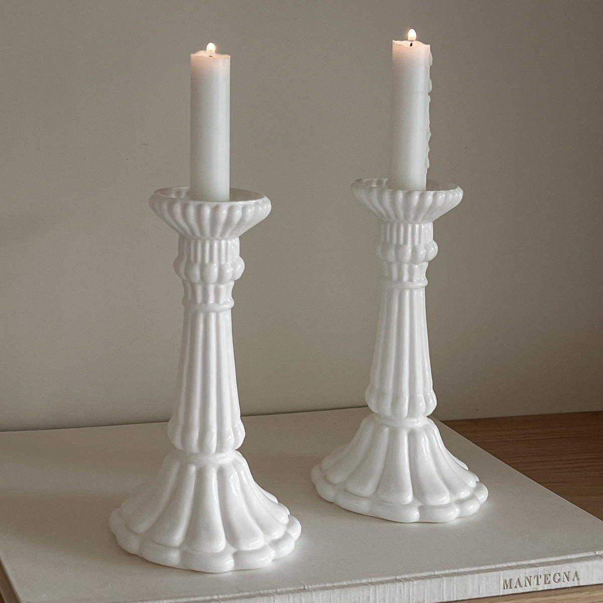 vintage witte glazen kandelaars – set van 2 – gegroefd reliëf