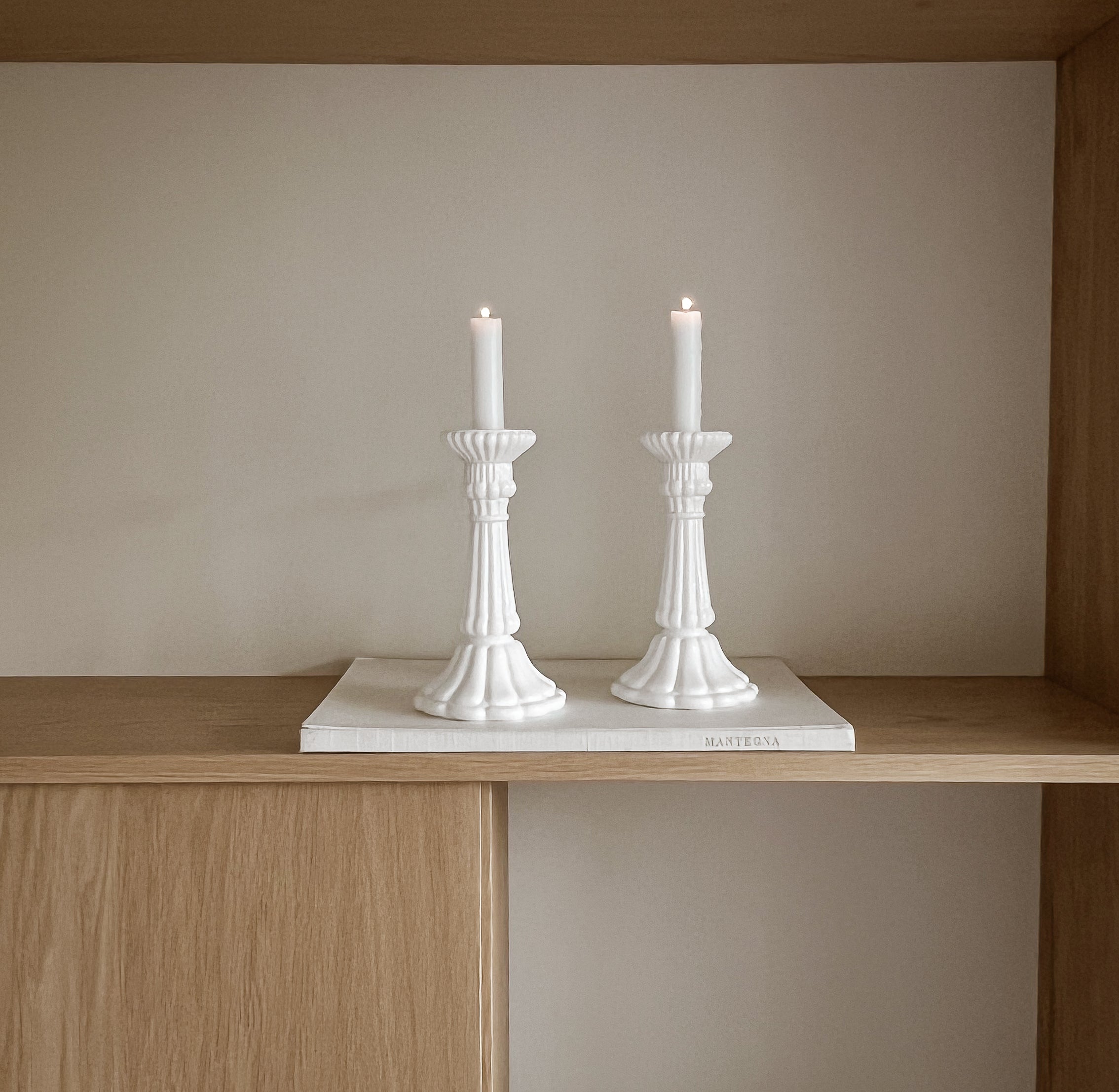 vintage witte glazen kandelaars – set van 2 – gegroefd reliëf