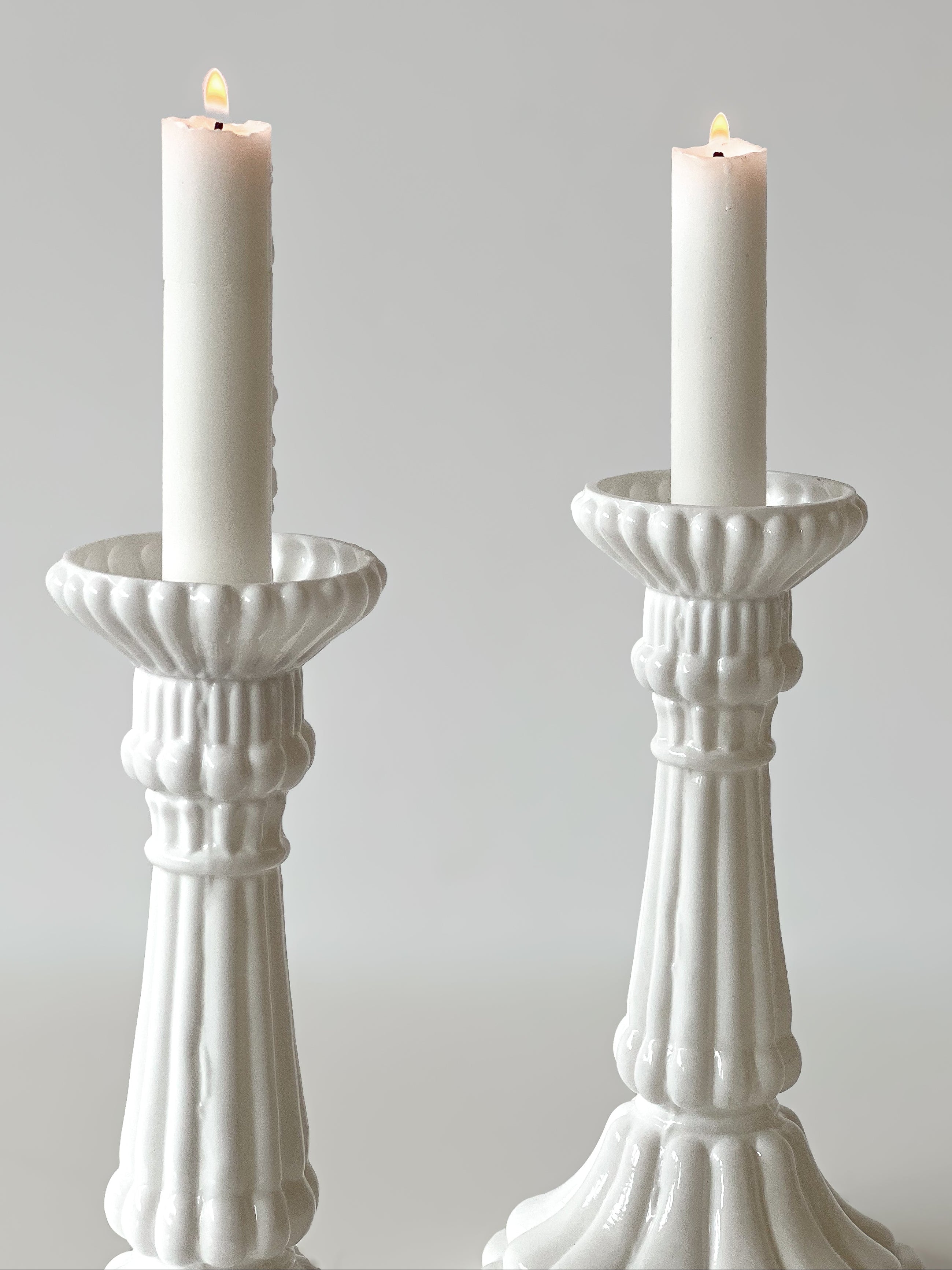 vintage witte glazen kandelaars – set van 2 – gegroefd reliëf