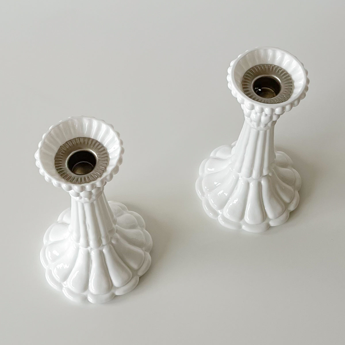vintage witte glazen kandelaars – set van 2 – gegroefd reliëf