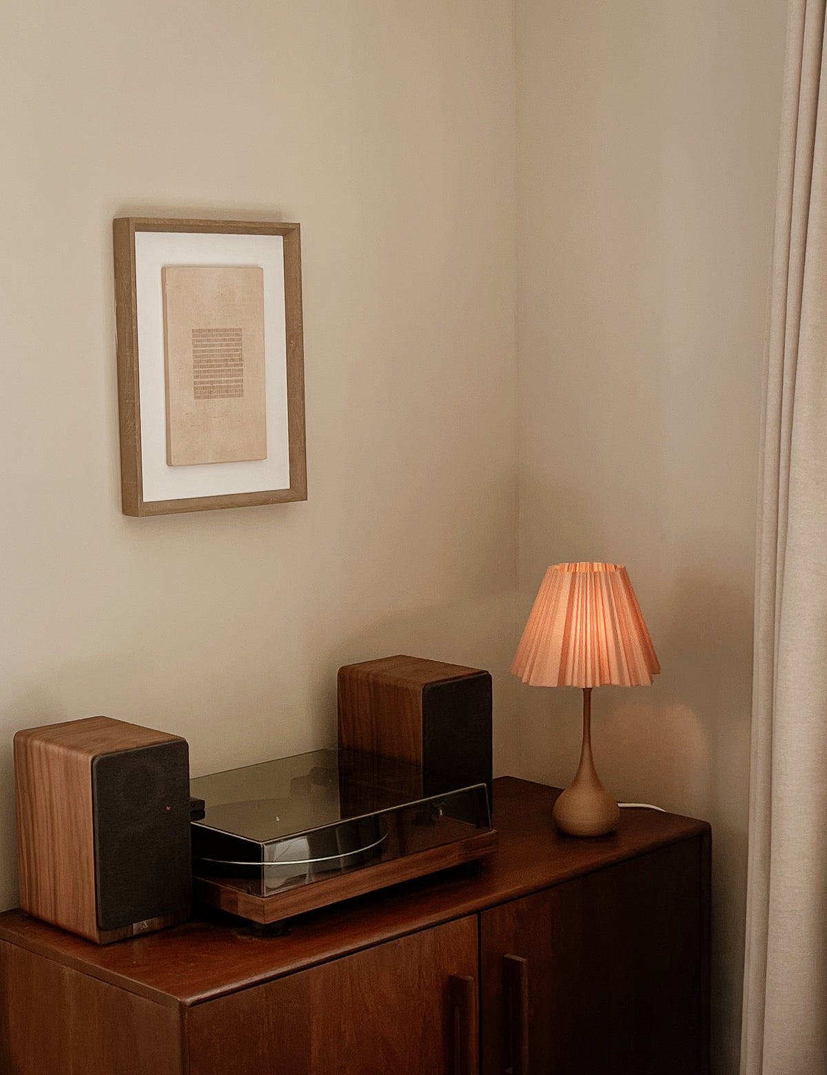 Pine tafellamp met hoge ronde voet en plissé kap – Made by Loef