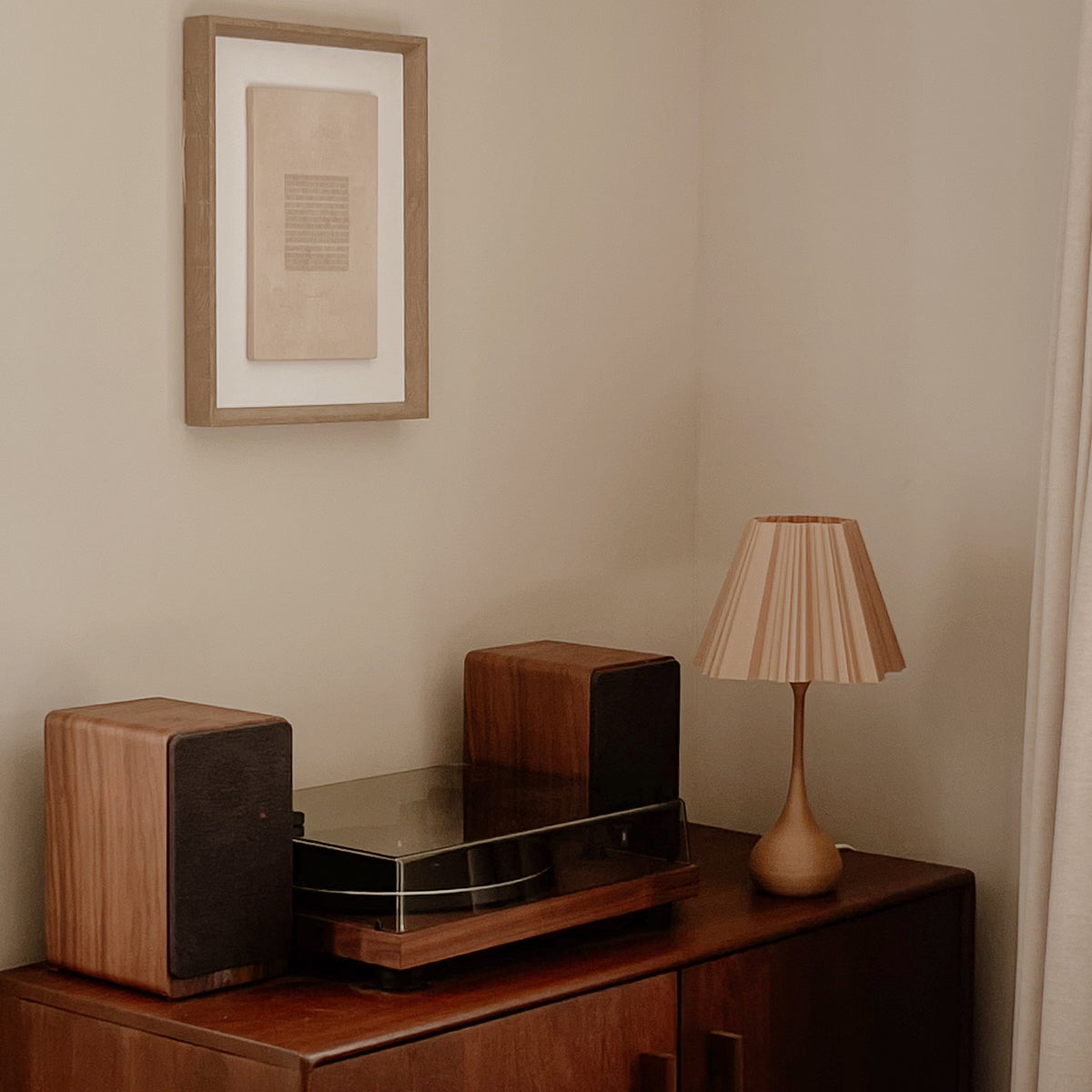 Pine tafellamp met hoge ronde voet en plissé kap – Made by Loef