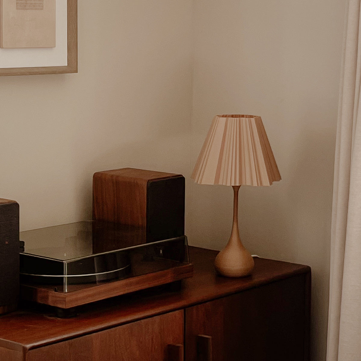 Pine tafellamp met hoge ronde voet en plissé kap – Made by Loef