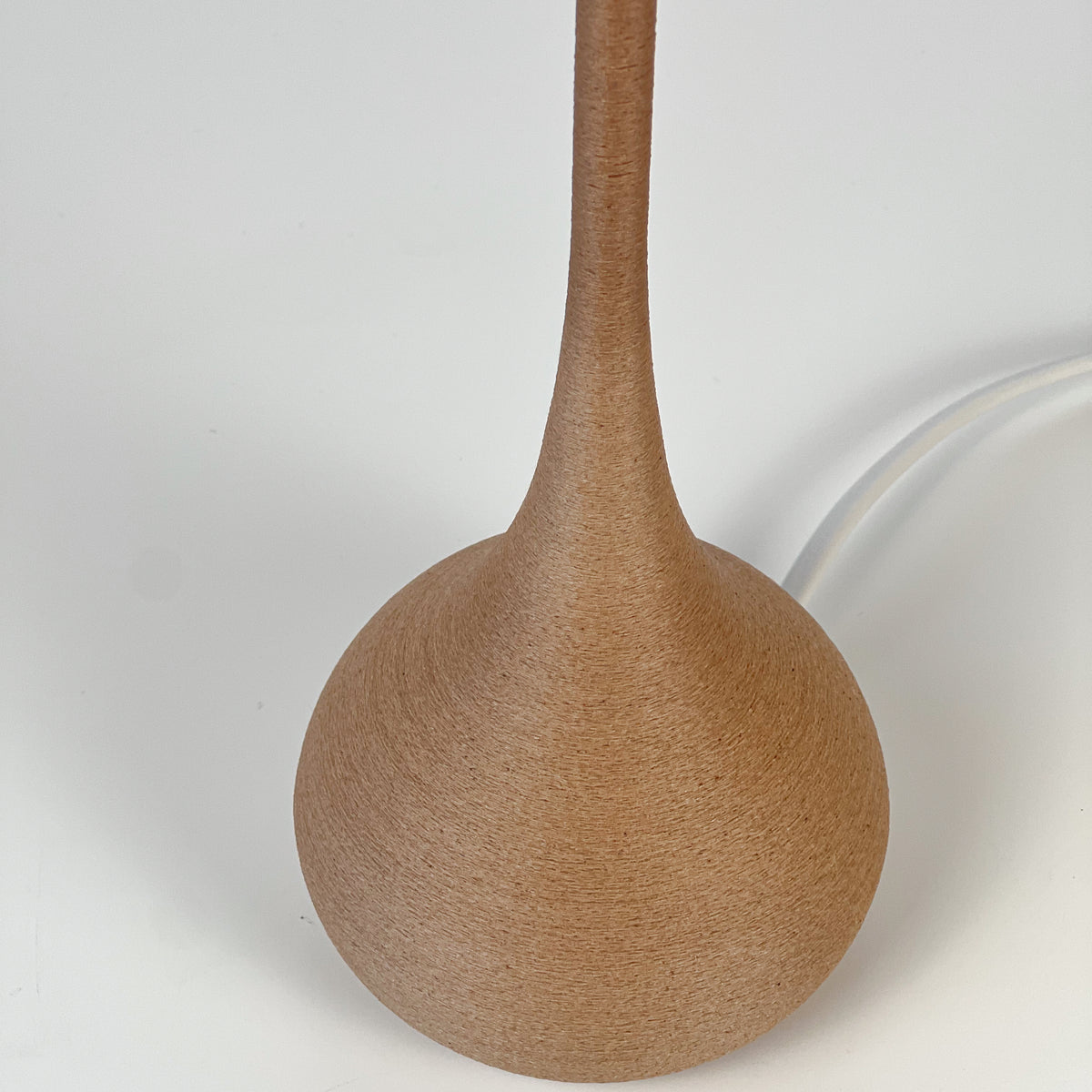Pine tafellamp met hoge ronde voet en plissé kap – Made by Loef