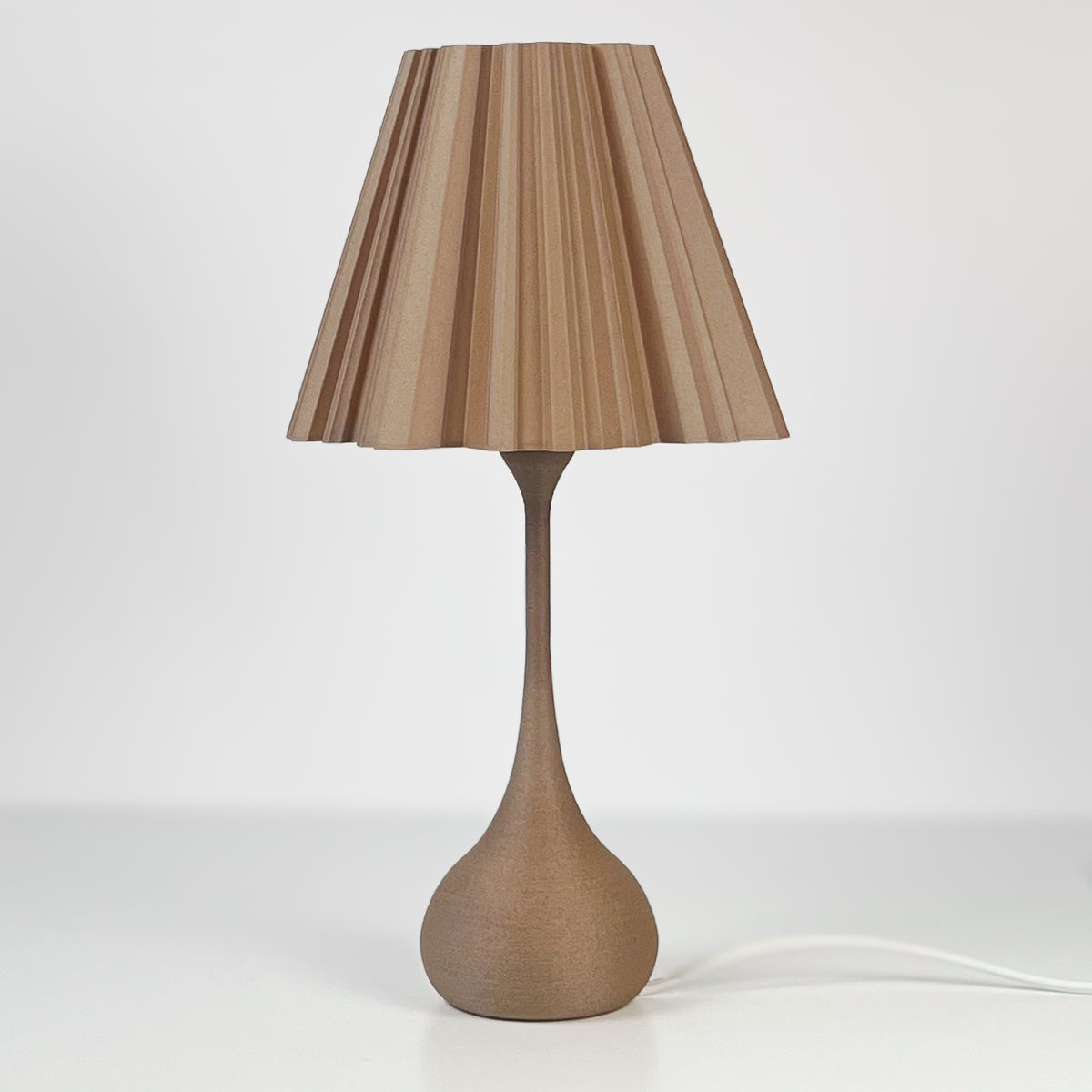 Pine tafellamp met hoge ronde voet en plissé kap – Made by Loef