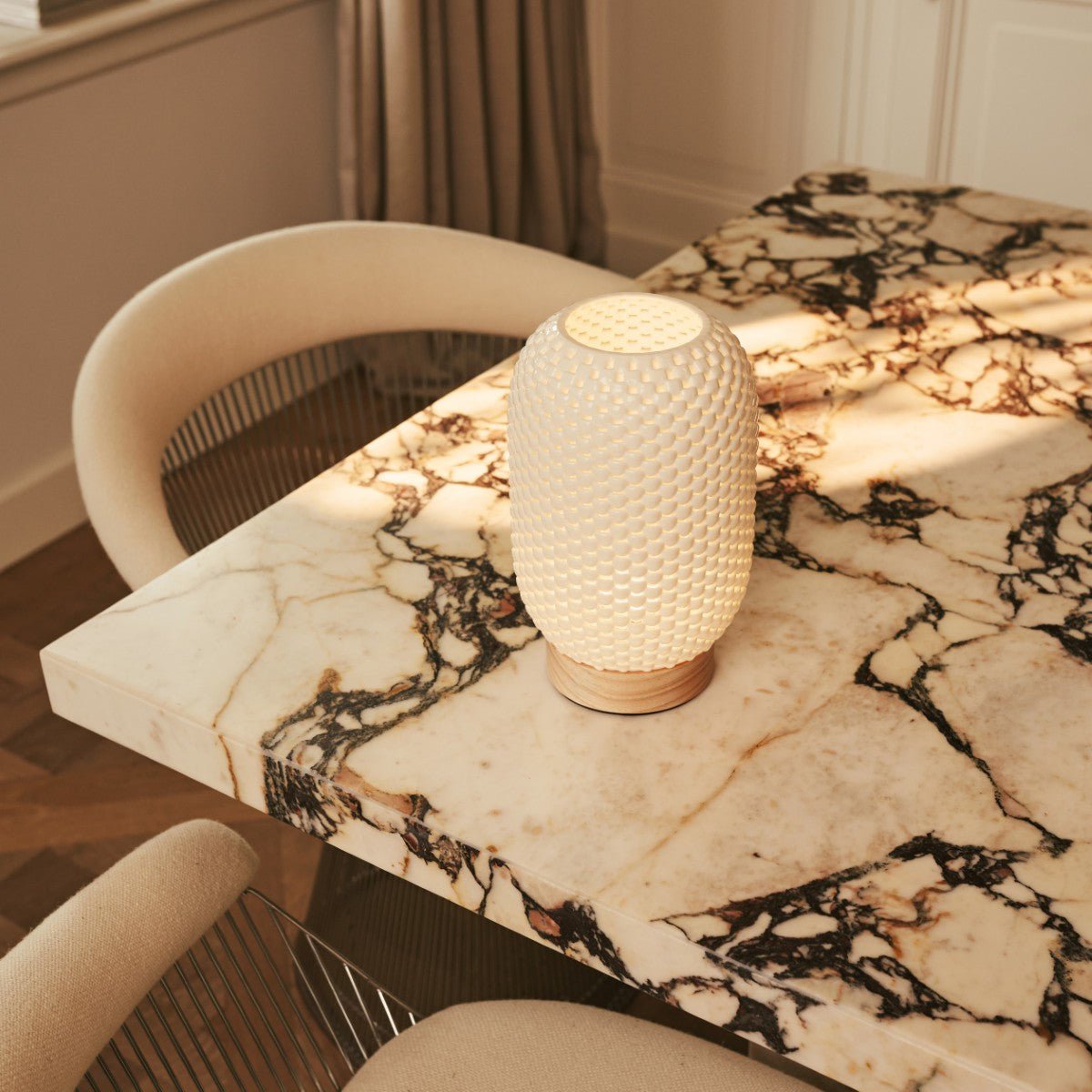 Aurora lichtbruine draadloze tafellamp in 3D-geprinte porselein-oplaadbaar, dimbaar en tot 100 uur licht Tavellio - Amsterdam