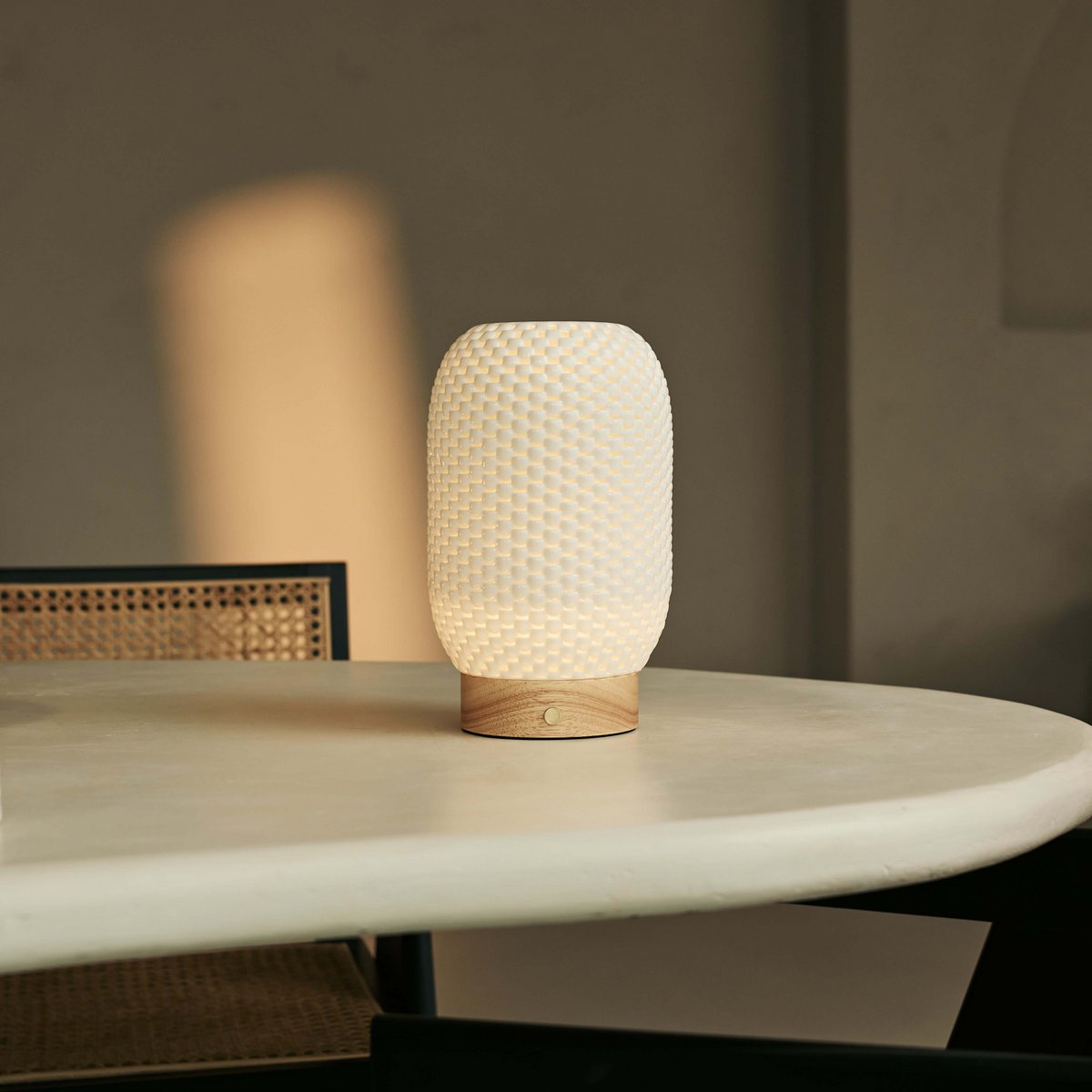 Aurora lichtbruine draadloze tafellamp in 3D-geprinte porselein-oplaadbaar, dimbaar en tot 100 uur licht Tavellio - Amsterdam