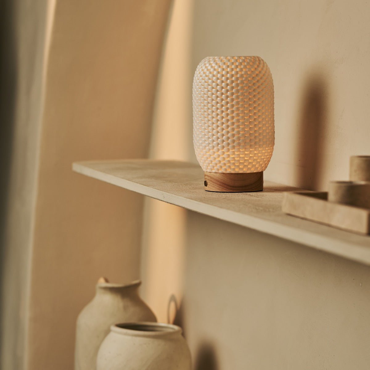 Aurora lichtbruine draadloze tafellamp in 3D-geprinte porselein-oplaadbaar, dimbaar en tot 100 uur licht Tavellio - Amsterdam