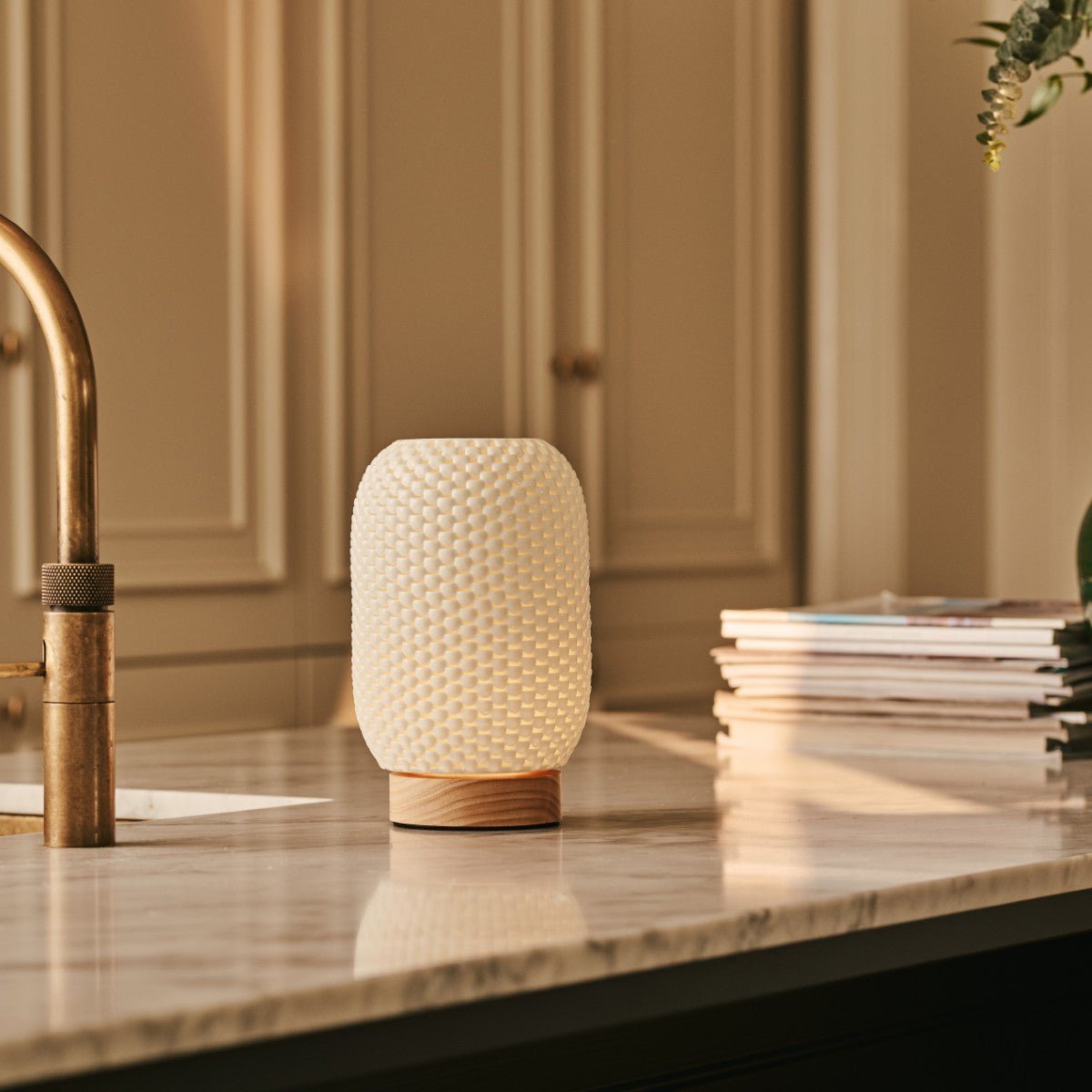 Aurora lichtbruine draadloze tafellamp in 3D-geprinte porselein-oplaadbaar, dimbaar en tot 100 uur licht Tavellio - Amsterdam