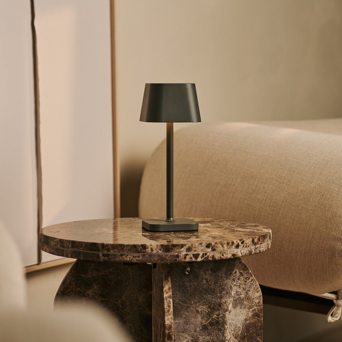 Ava Olijfgroene Oplaadbare Tafellamp | Stijlvol, draadloos en dimbaar Tavellio - Amsterdam