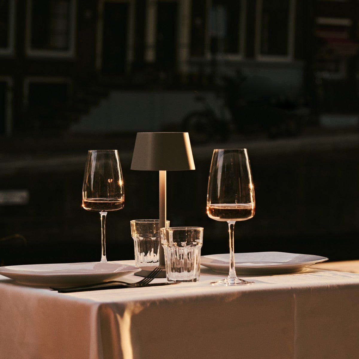 Ava Shadow Gray - Oplaadbare tafellamp | Stijlvol, draadloos en dimbaar Tavellio - Amsterdam