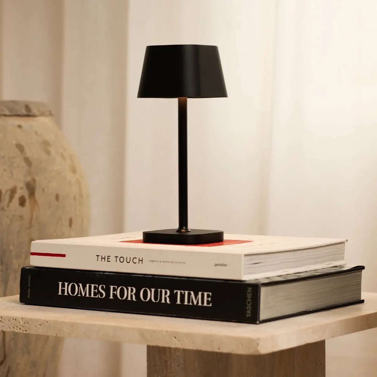 Ava Zwarte Oplaadbare Tafellamp | Slanke draadloze verlichtingsoplossing Tavellio - Amsterdam