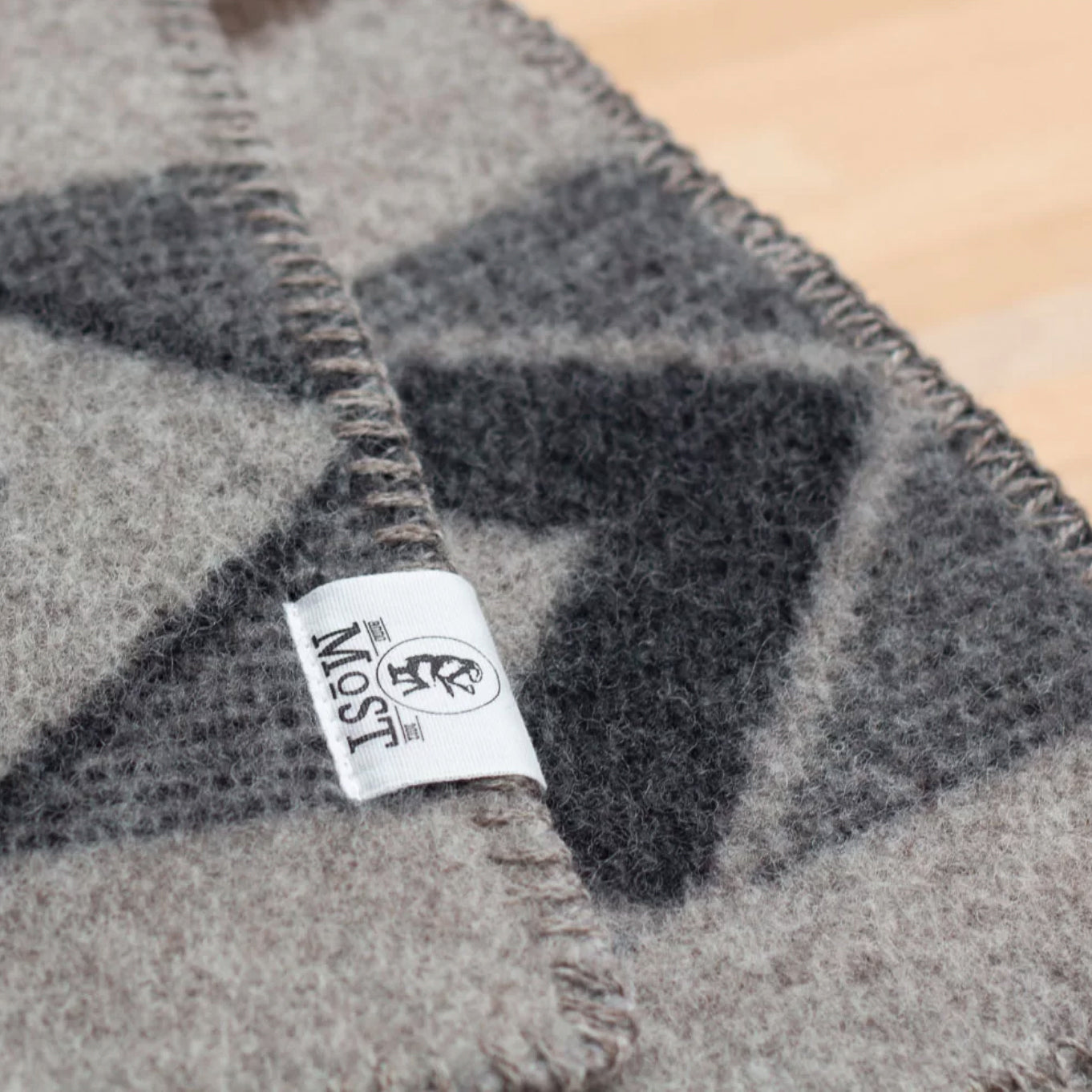 beddeken - plaid - 100% Nieuw-Zeelandse wol - TRIBE - taupe - MoST Blankets MoST Blankets