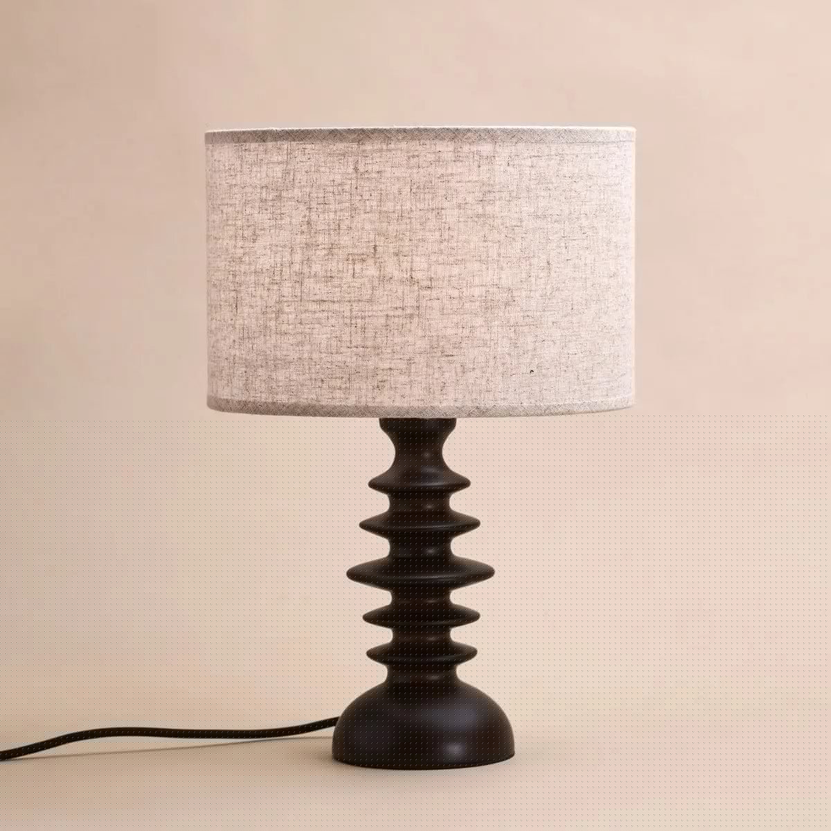 Bodhi donkerbruine houten lamp met beige lampenkap – elegante verlichting voor elke kamer Tavellio - Amsterdam