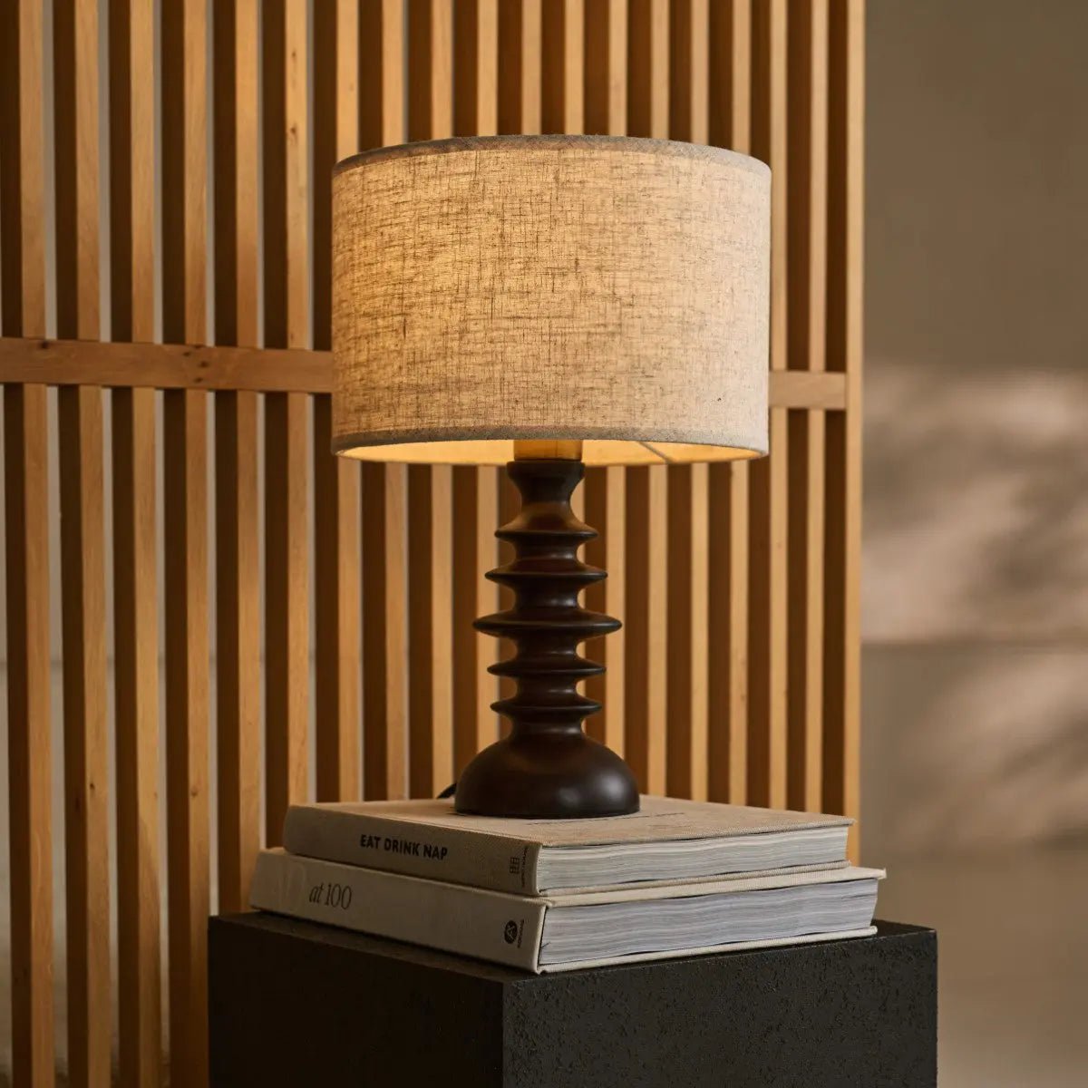 Bodhi donkerbruine houten lamp met beige lampenkap – elegante verlichting voor elke kamer Tavellio - Amsterdam