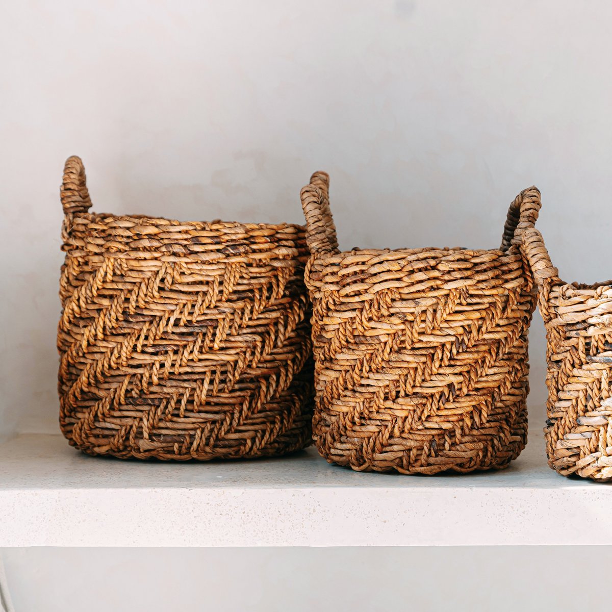 Boho Wasserij of plantenmand - Ronde geweven opslagmand - Decoratieve mand gemaakt van bananenvezel (3 maten Ø 25/32/38 cm) Rinjani Soeji