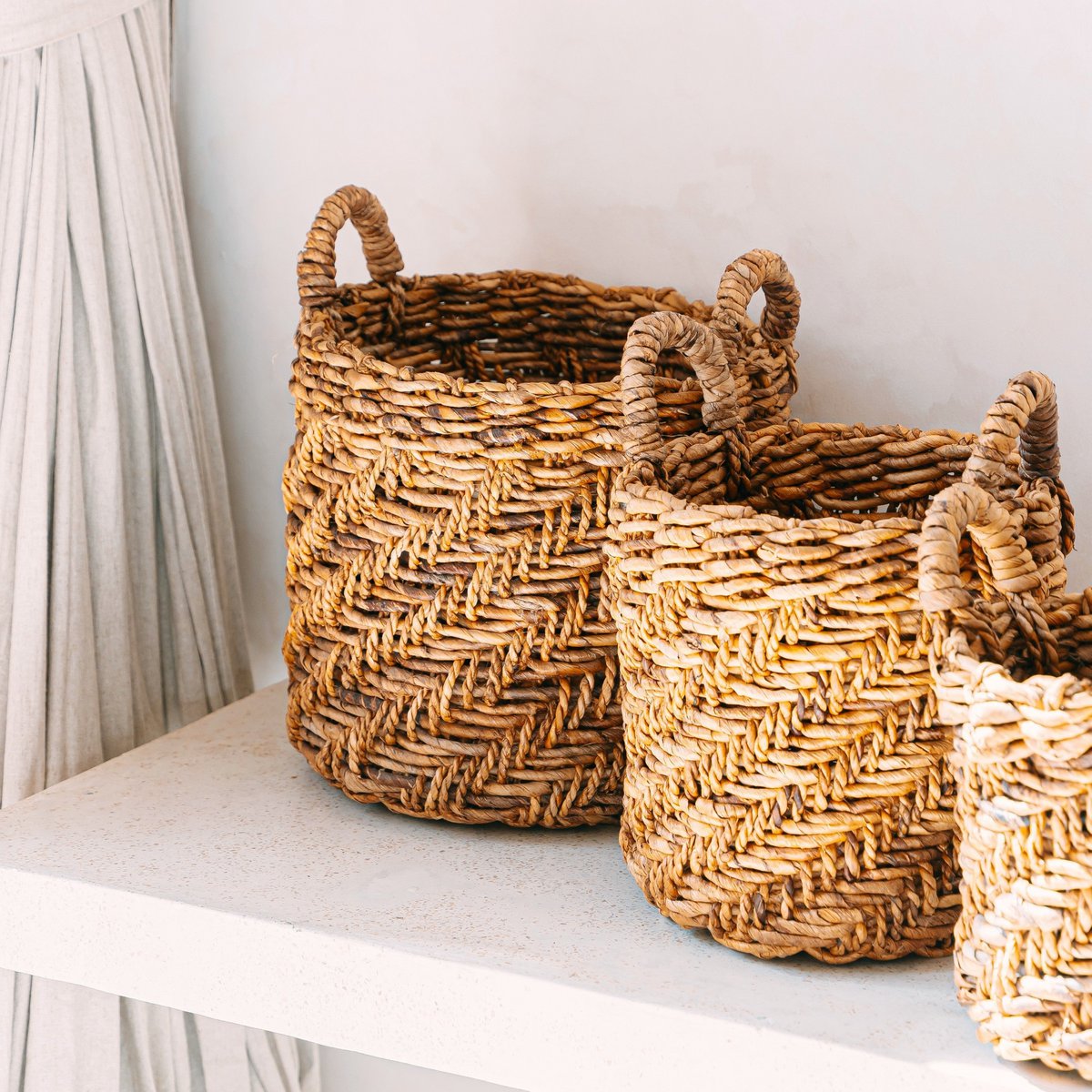Boho Wasserij of plantenmand - Ronde geweven opslagmand - Decoratieve mand gemaakt van bananenvezel (3 maten Ø 25/32/38 cm) Rinjani Soeji