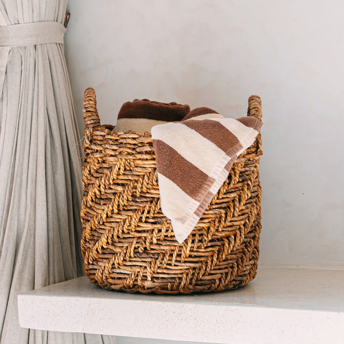 Boho Wasserij of plantenmand - Ronde geweven opslagmand - Decoratieve mand gemaakt van bananenvezel (3 maten Ø 25/32/38 cm) Rinjani Soeji