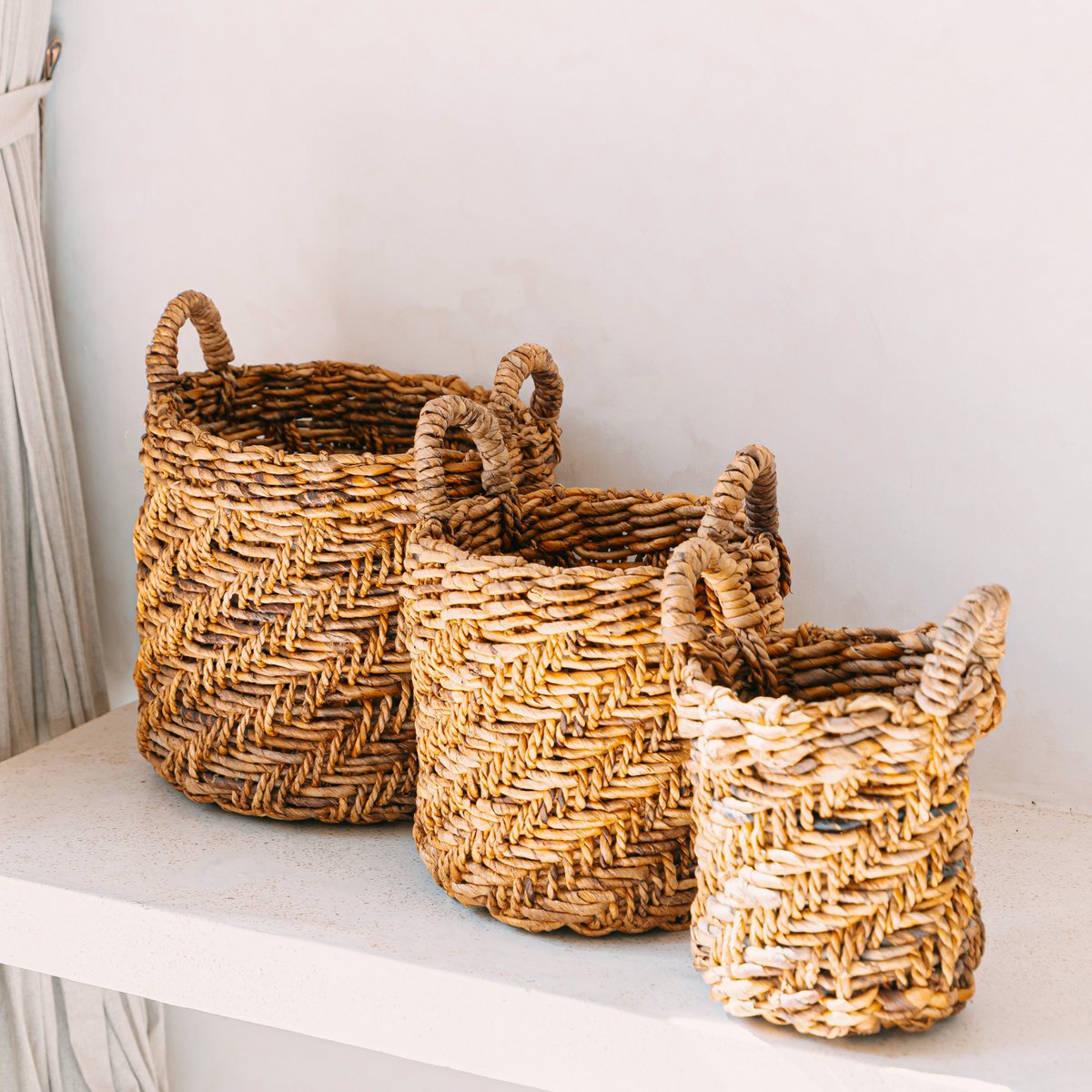Boho Wasserij of plantenmand - Ronde geweven opslagmand - Decoratieve mand gemaakt van bananenvezel (3 maten Ø 25/32/38 cm) Rinjani Soeji