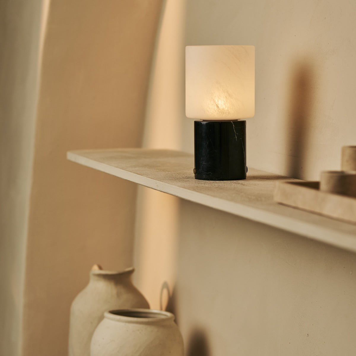 Cuyp Black / Nero Marquina - Marmeren oplaadbare tafellamp - Draadloos, USB -oplaadbaar en tot 100 looptijd Tavellio - Amsterdam