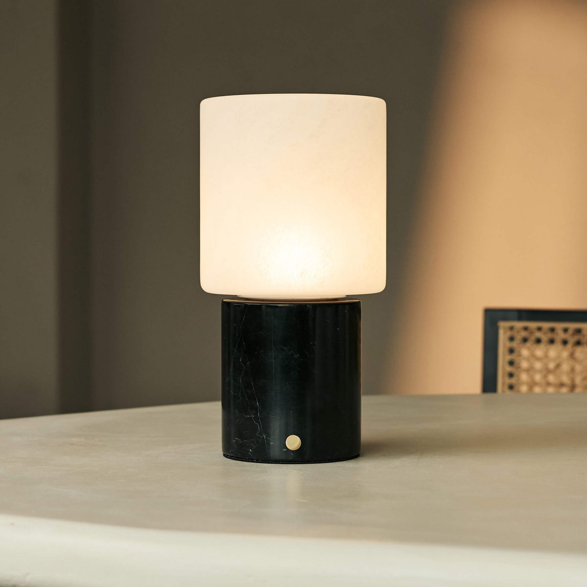 Cuyp Black / Nero Marquina - Marmeren oplaadbare tafellamp - Draadloos, USB -oplaadbaar en tot 100 looptijd Tavellio - Amsterdam