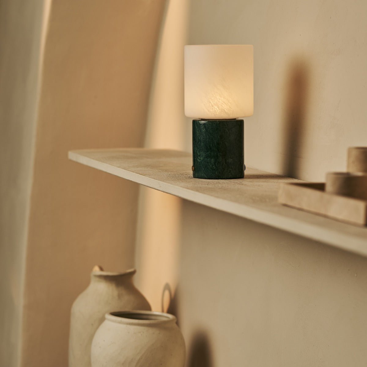 Cuyp Green / Verde Alpi - Marmeren oplaadbare tafellamp - Draadloos, USB -oplaadbaar en maximaal 100 uur runtime Tavellio - Amsterdam