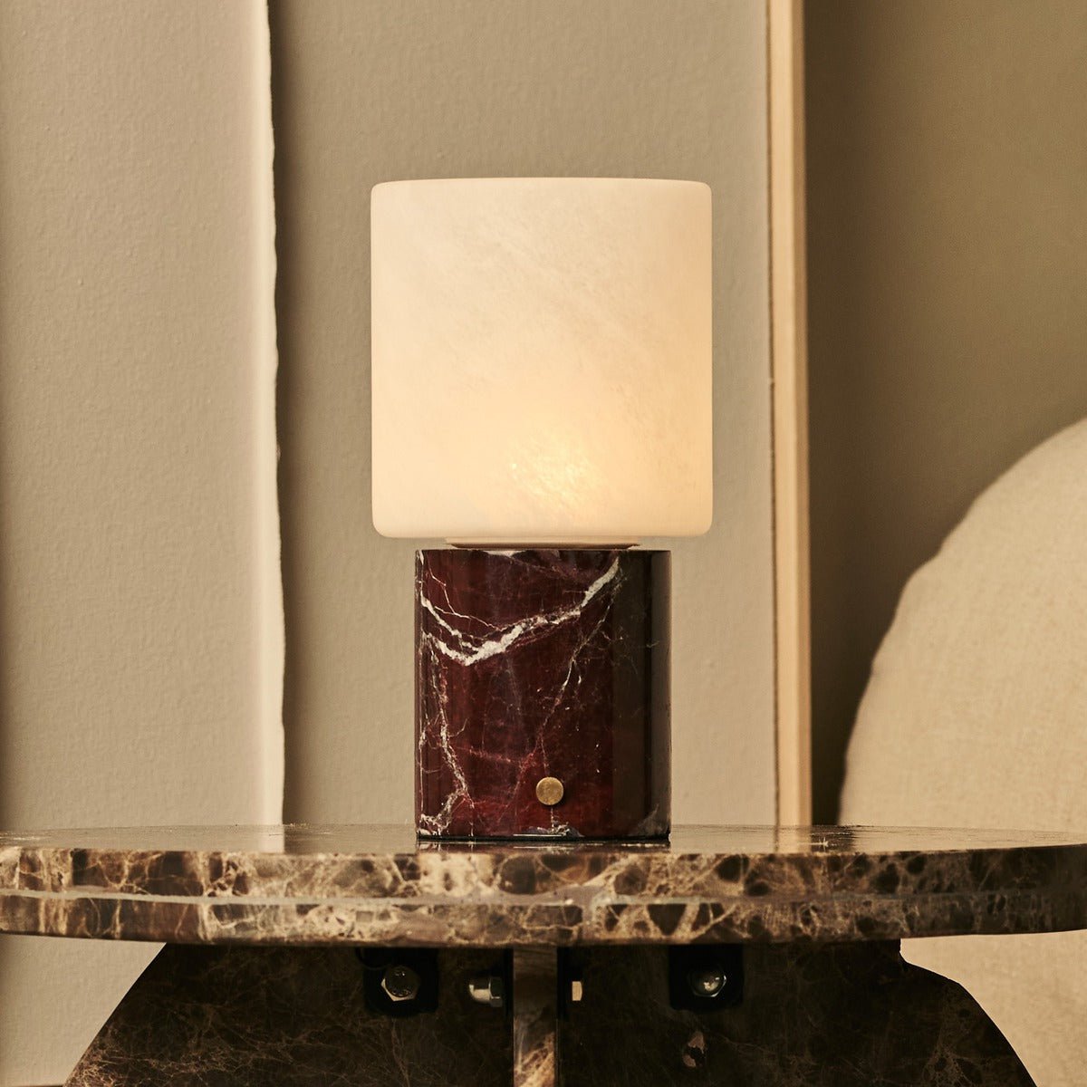 Cuyp Red / Rosso Levanto - Marmeren oplaadbare tafellamp - Draadloos, USB -oplaadbaar en maximaal 100 uur runtime Tavellio - Amsterdam