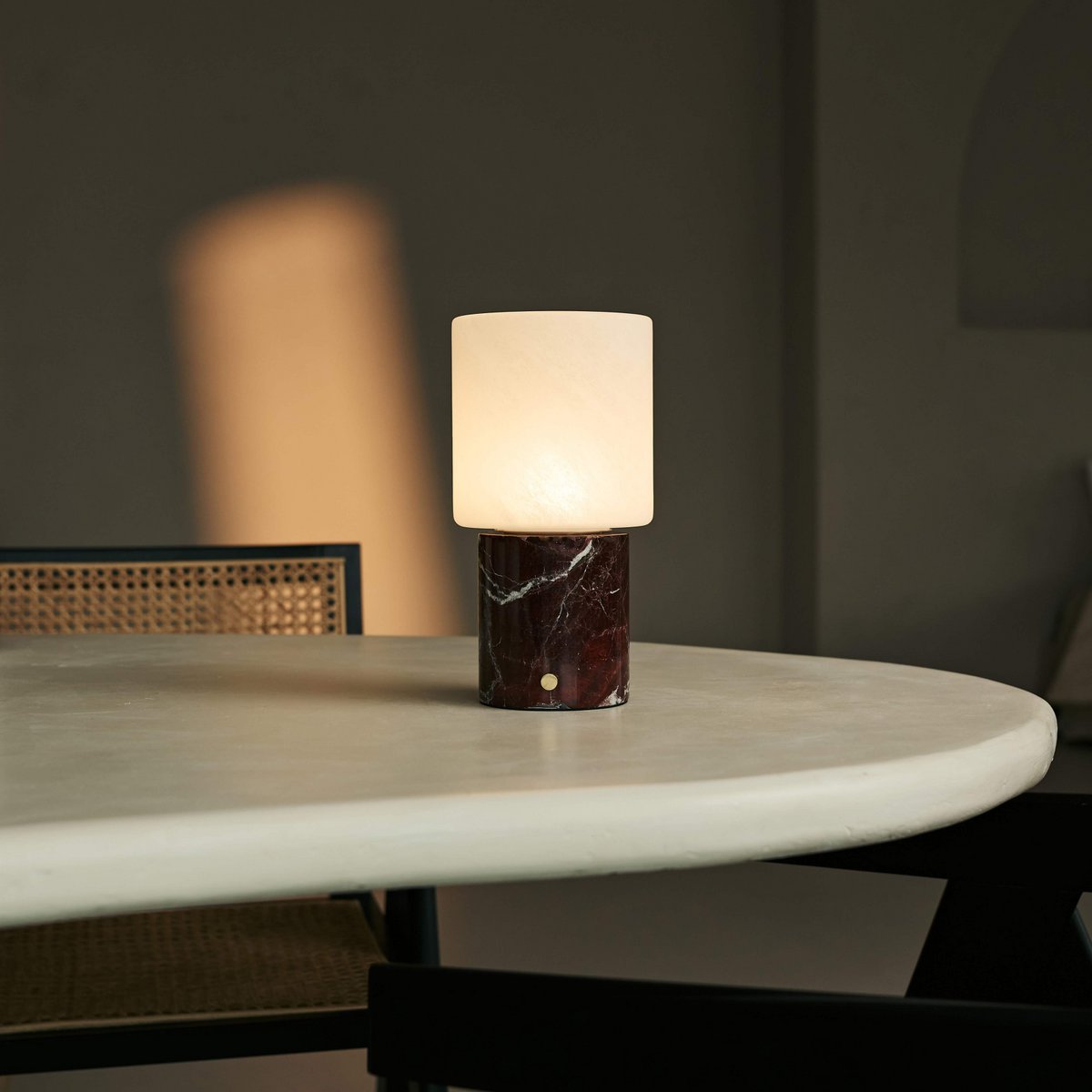 Cuyp Red / Rosso Levanto - Marmeren oplaadbare tafellamp - Draadloos, USB -oplaadbaar en maximaal 100 uur runtime Tavellio - Amsterdam