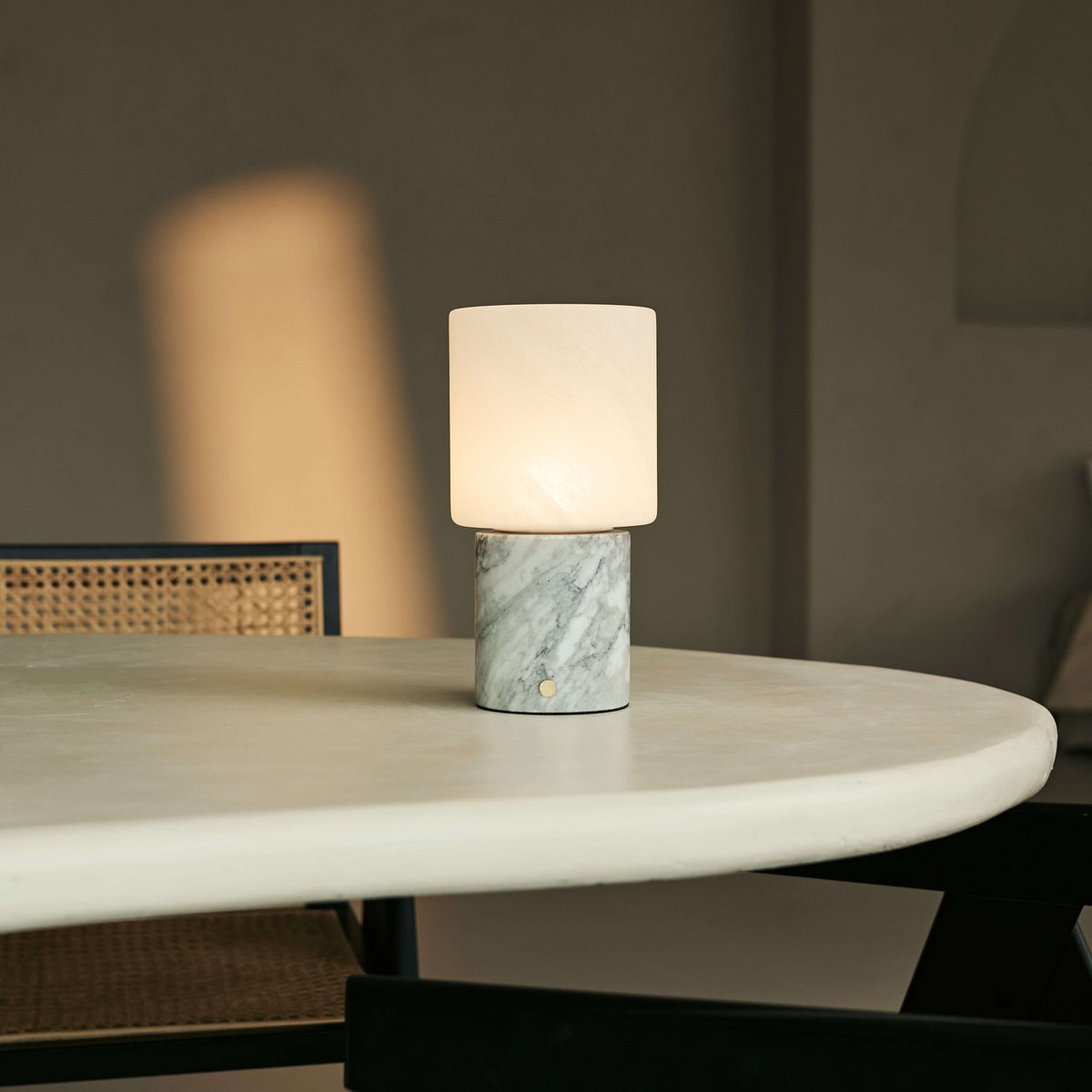 Cuyp White / Bianco Statuarietto - Marmeren oplaadbare tafellamp - draadloos, USB oplaadbaar en tot 100 uur runtime Tavellio - Amsterdam