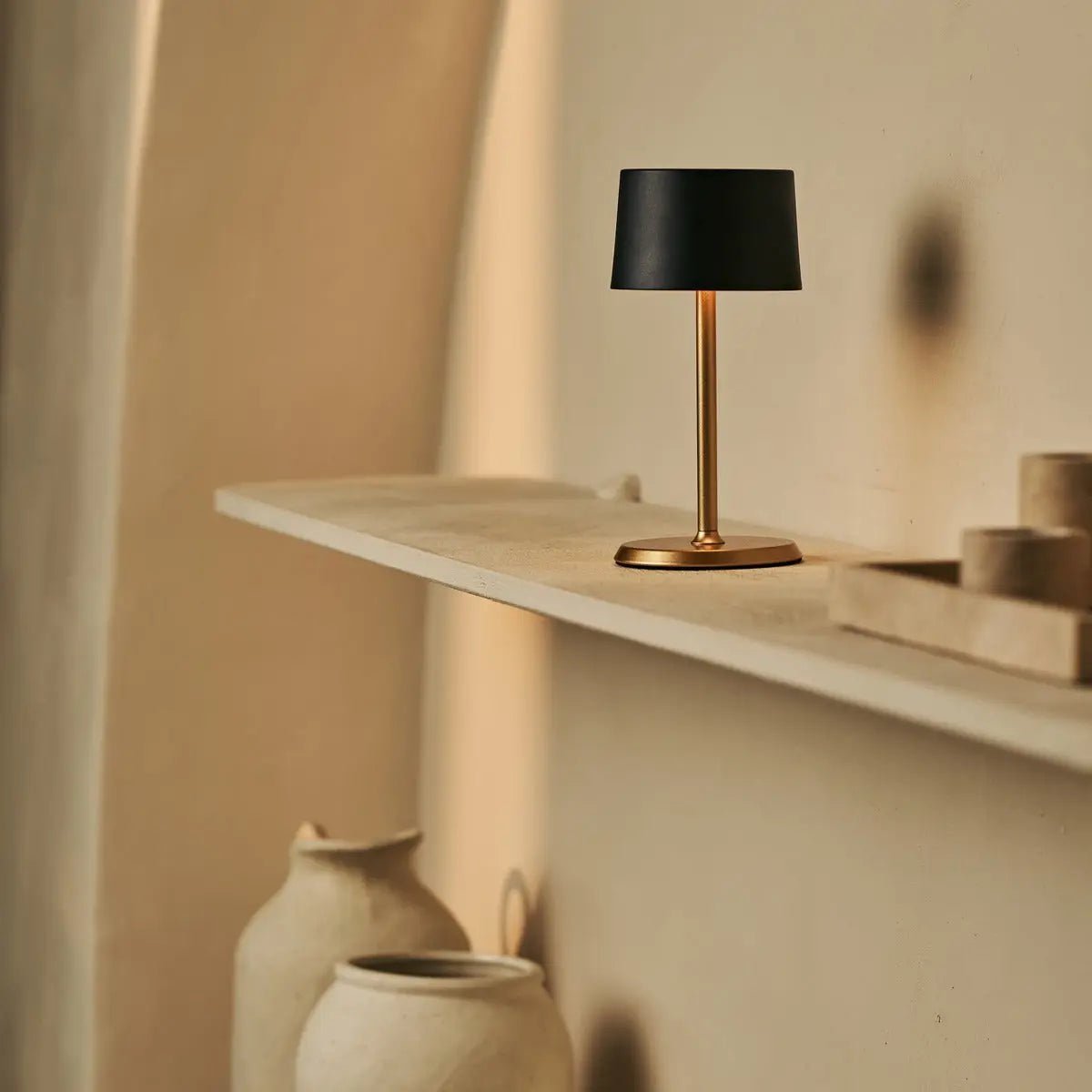 David Black & Gold oplaadbare tafellamp 2 op 1 met verstelbare hoogte - dimbaar en draadloos met 120 uur batterij Tavellio - Amsterdam