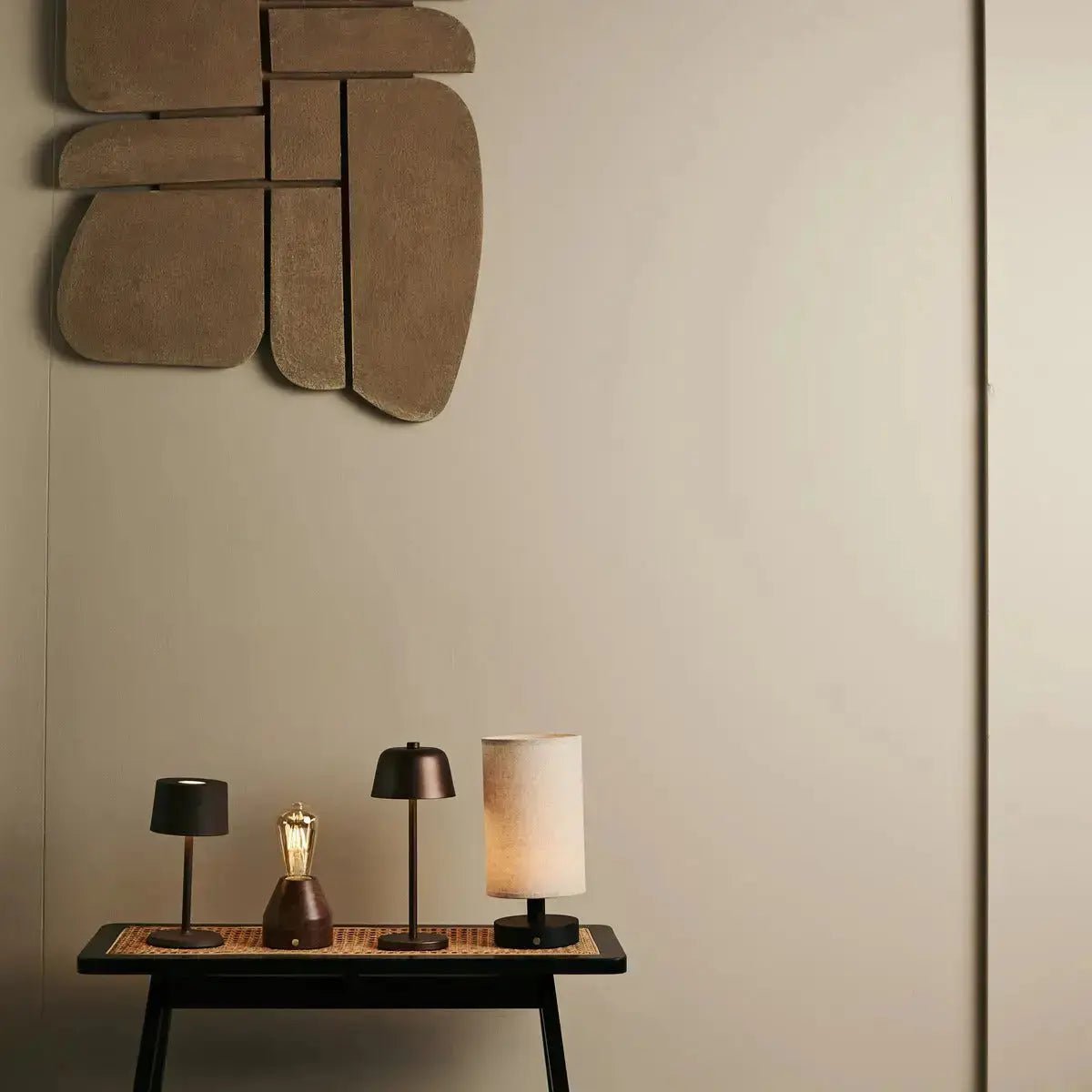 David Mocha Brown oplaadbare tafellamp 2 in 1 met verstelbare hoogte - dimpelbaar en draadloos met 120 uur batterij Tavellio - Amsterdam