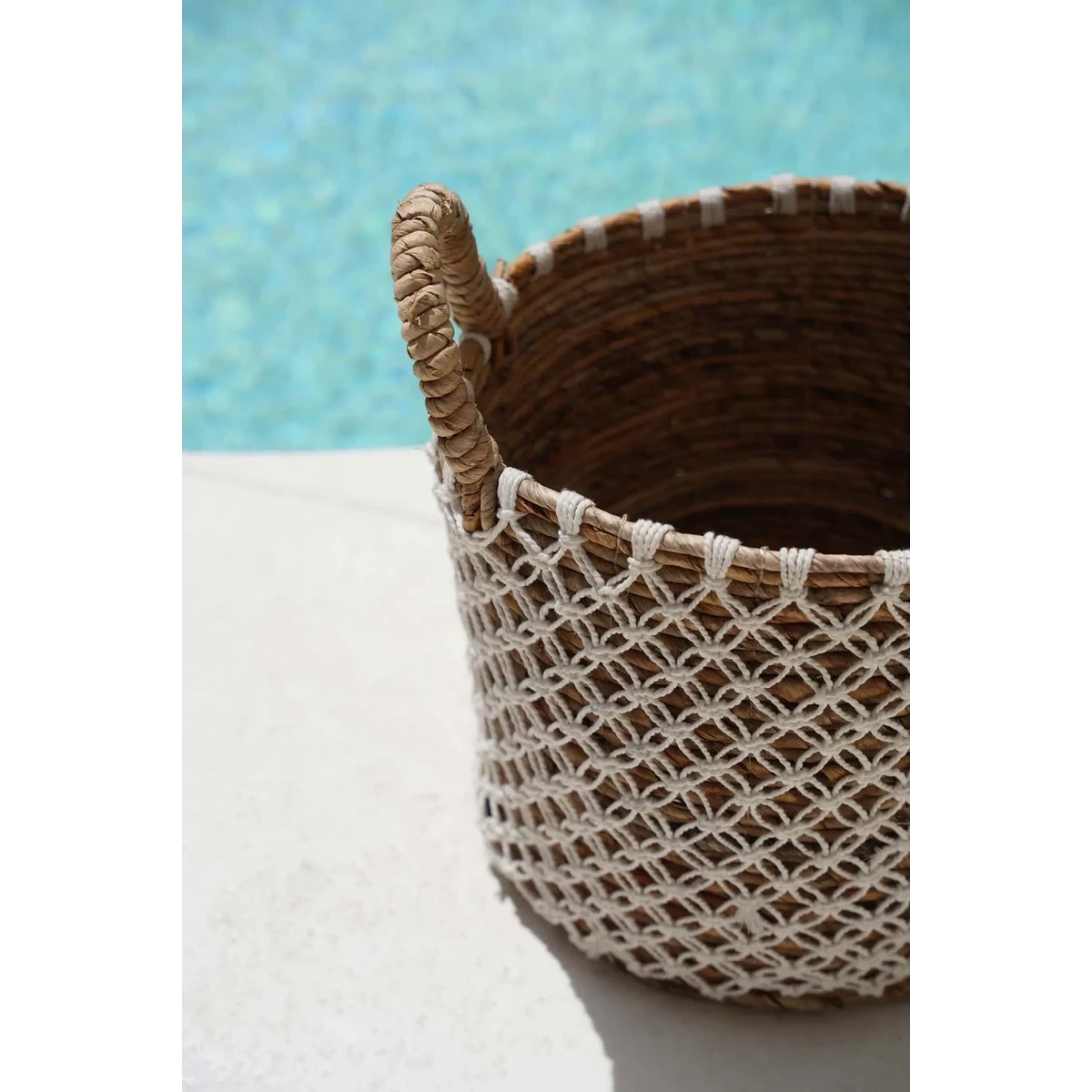 De gekruiste gestikte macrame -mand - l Bazar Bizar Living