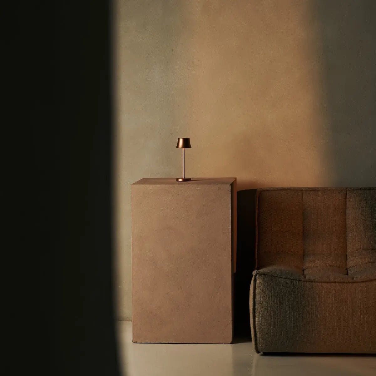 De Pijp Mini koper oplaadbare tafellamp - Draadloos opladen, dimbare lamp en 3 lichte kleuren Tavellio - Amsterdam