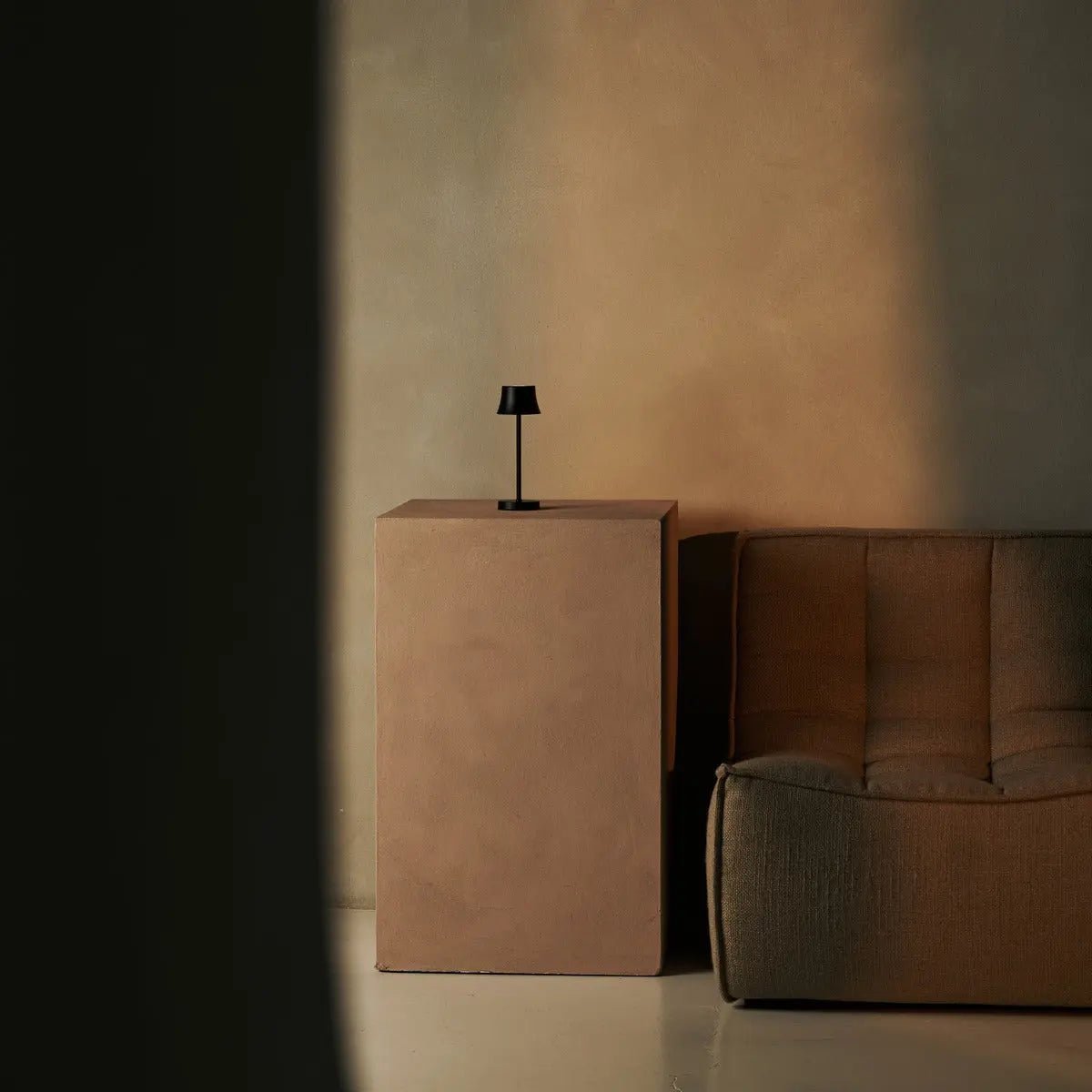 De pijp mini middernacht zwart oplaadbare tafellamp - draadloos opladen, dimbable lamp en 3 lichte kleuren Tavellio - Amsterdam