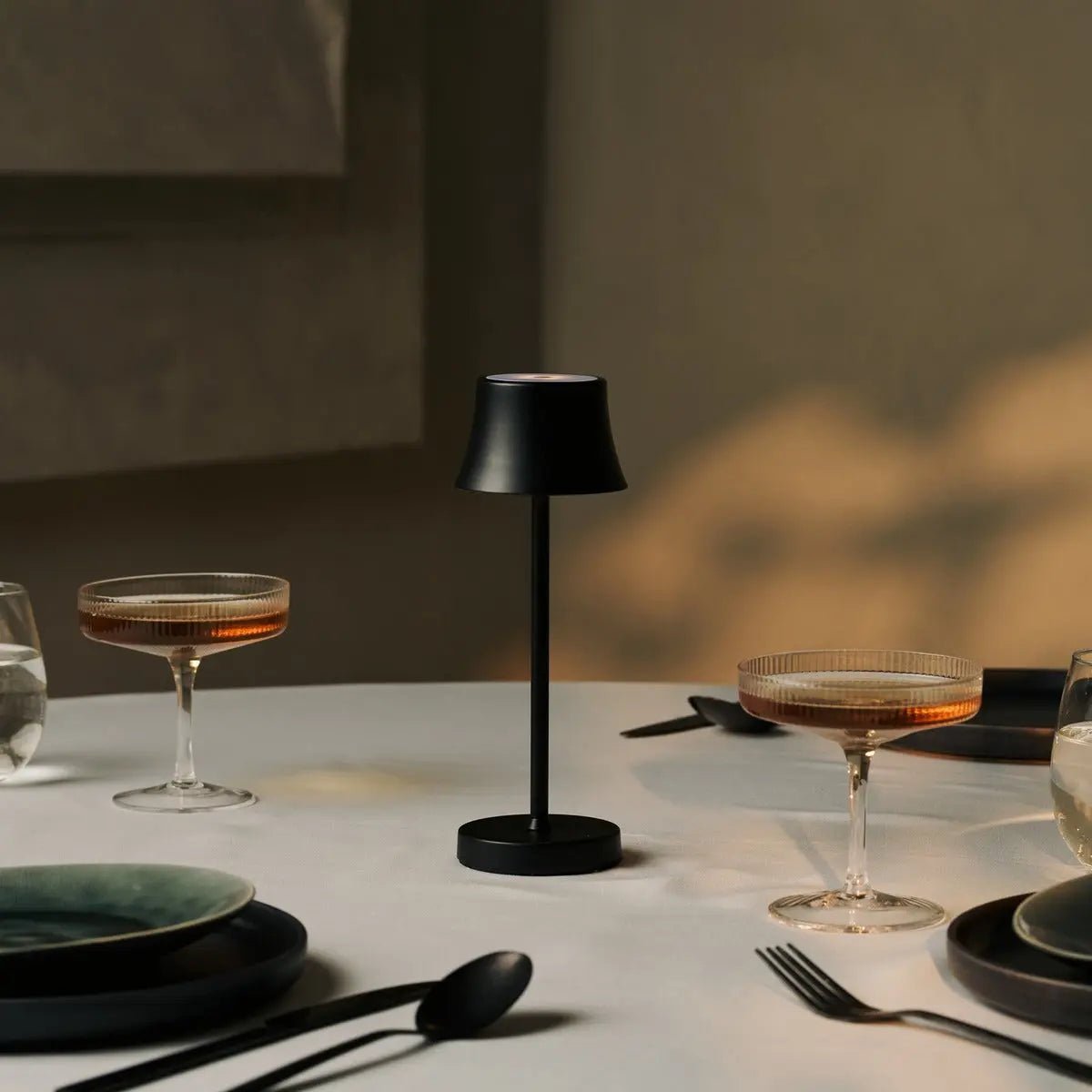 De pijp mini middernacht zwart oplaadbare tafellamp - draadloos opladen, dimbable lamp en 3 lichte kleuren Tavellio - Amsterdam