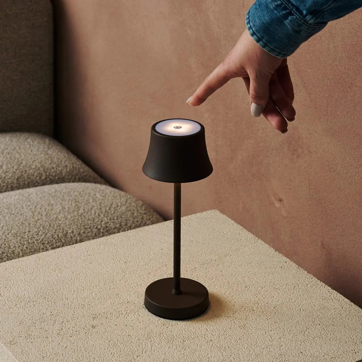 De pijp mini mokka bruin oplaadbare tafellamp - draadloos opladen, dimbare lamp en 3 lichte kleuren Tavellio - Amsterdam
