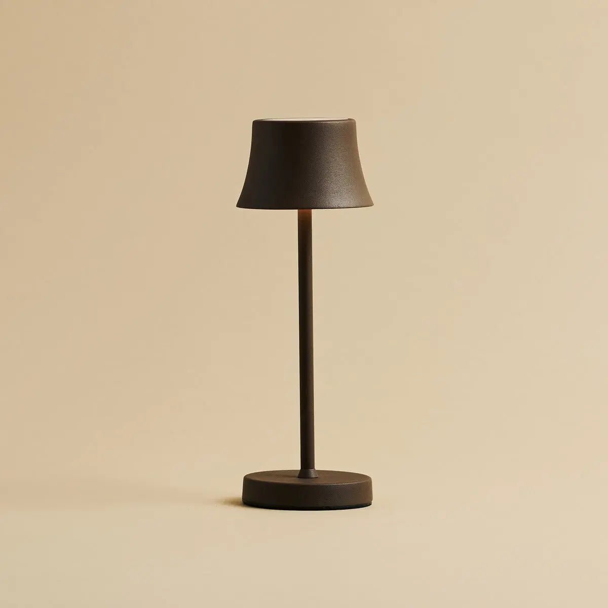 De pijp mini mokka bruin oplaadbare tafellamp - draadloos opladen, dimbare lamp en 3 lichte kleuren Tavellio - Amsterdam