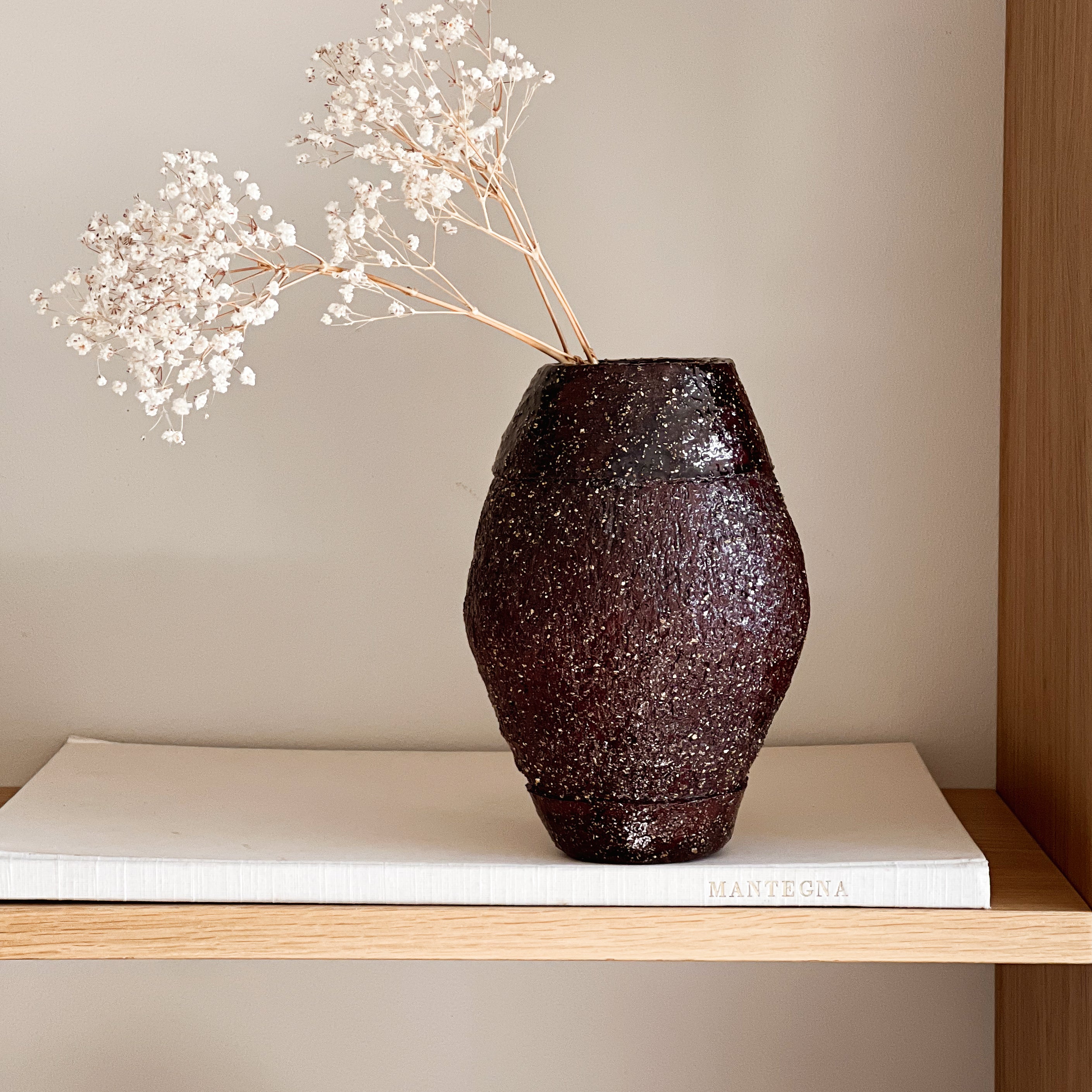 donkerbruine grès vaas – compacte studio pottery – 20,5 cm Noii HOME