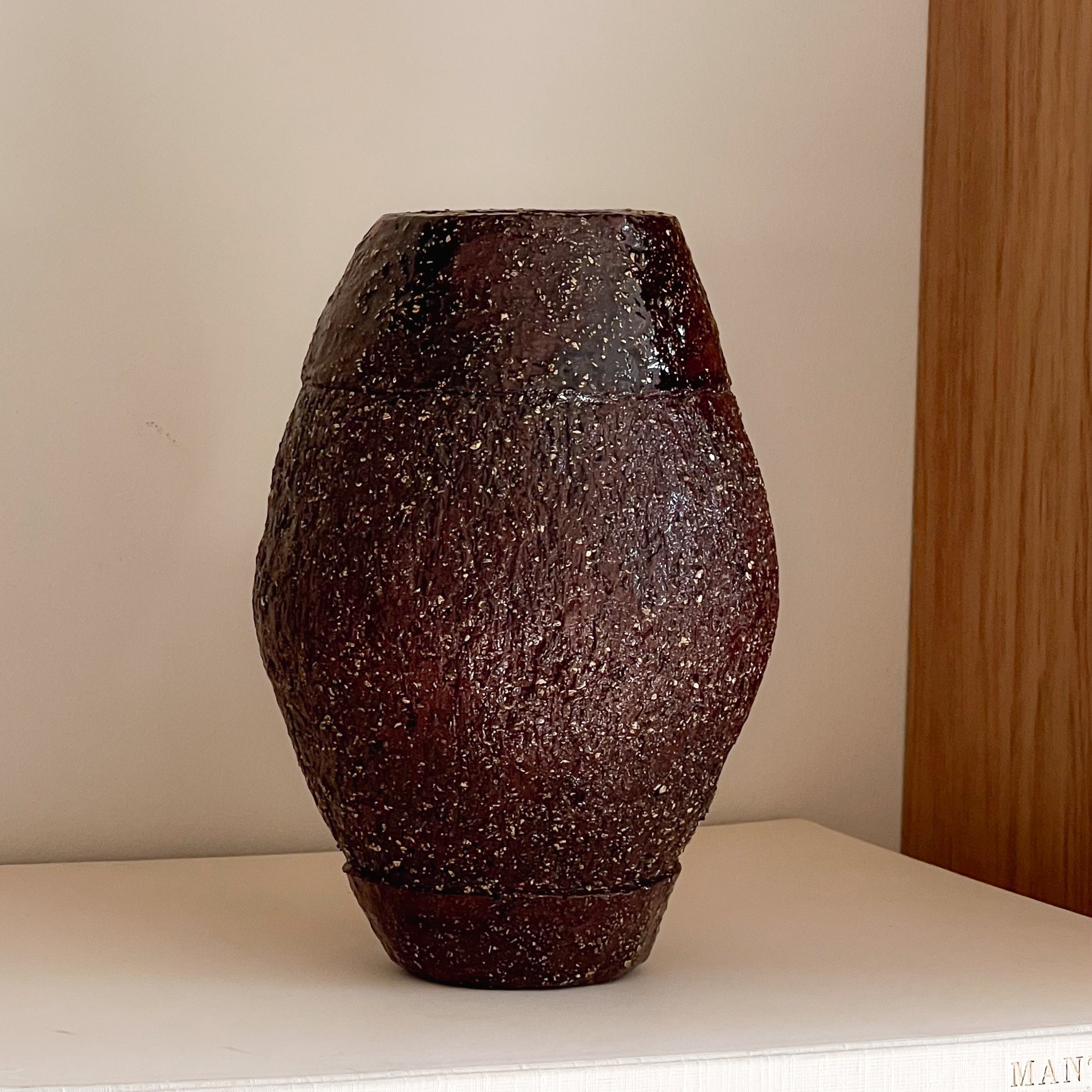 donkerbruine grès vaas – compacte studio pottery – 20,5 cm Noii HOME