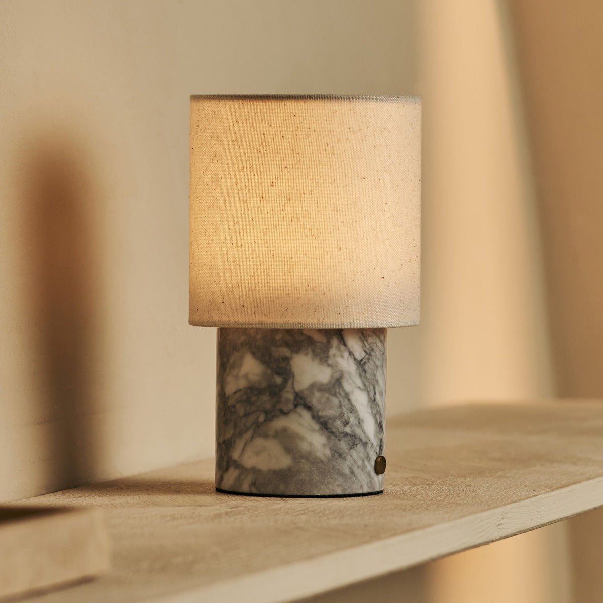 Dou White / Bianco Statuarietto - Marmeren oplaadbare tafellamp - Draadloos, 3 lichte modi en met linnen verwisselbare lampenkap Tavellio - Amsterdam