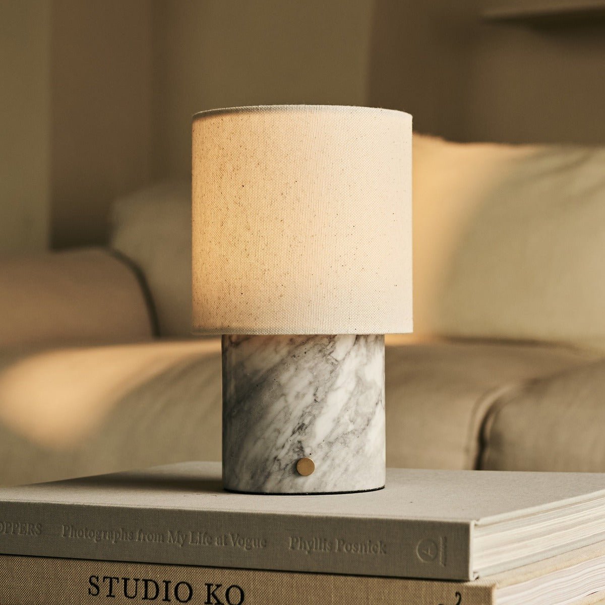 Dou White / Bianco Statuarietto - Marmeren oplaadbare tafellamp - Draadloos, 3 lichte modi en met linnen verwisselbare lampenkap Tavellio - Amsterdam