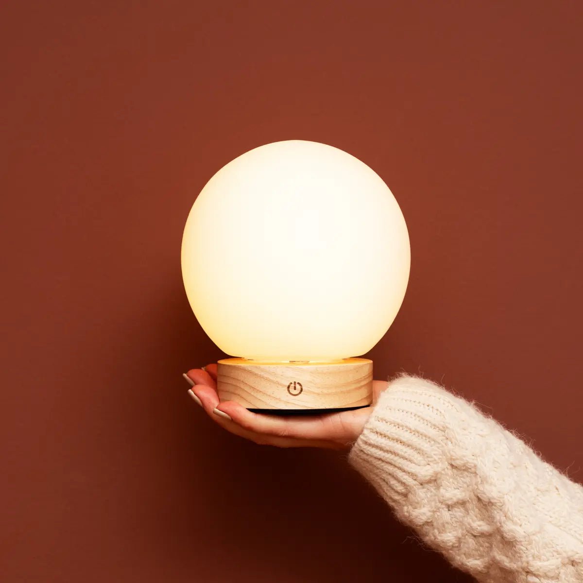 Flore lichtbruine houten lamp met glazen lamp - oplaadbaar en dimbaar draadloos licht Tavellio - Amsterdam