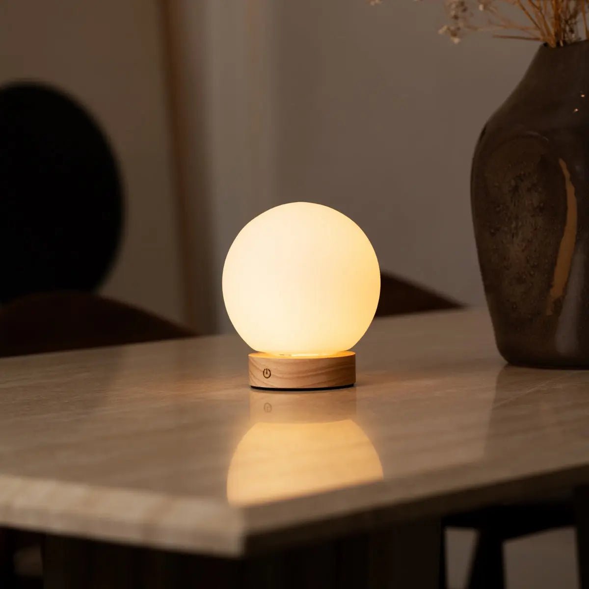 Flore lichtbruine houten lamp met glazen lamp - oplaadbaar en dimbaar draadloos licht Tavellio - Amsterdam