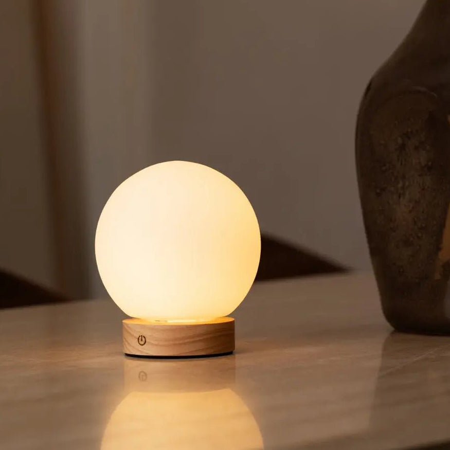 Flore lichtbruine houten lamp met glazen lamp - oplaadbaar en dimbaar draadloos licht Tavellio - Amsterdam