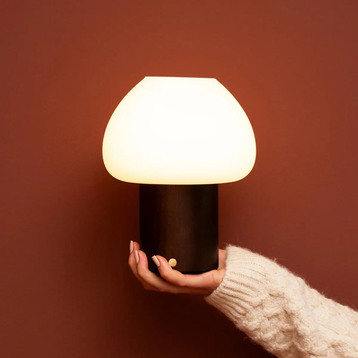 Fynn Donkerbruine Houten Lamp – Oplaadbaar & Dimbaar Licht Tavellio - Amsterdam