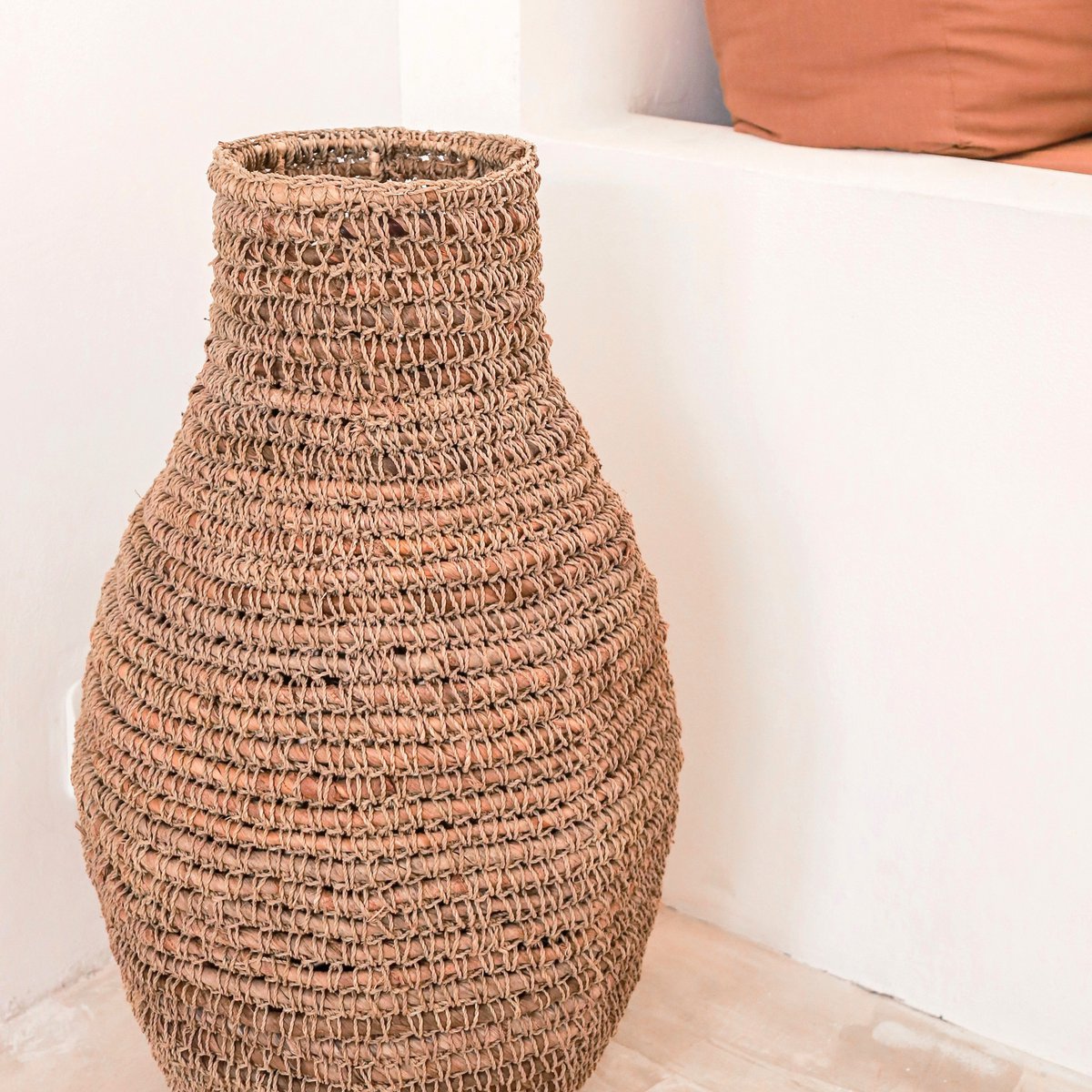Geweven Boho Vaas SAKRA gemaakt van bananenvezels en raffia Soeji